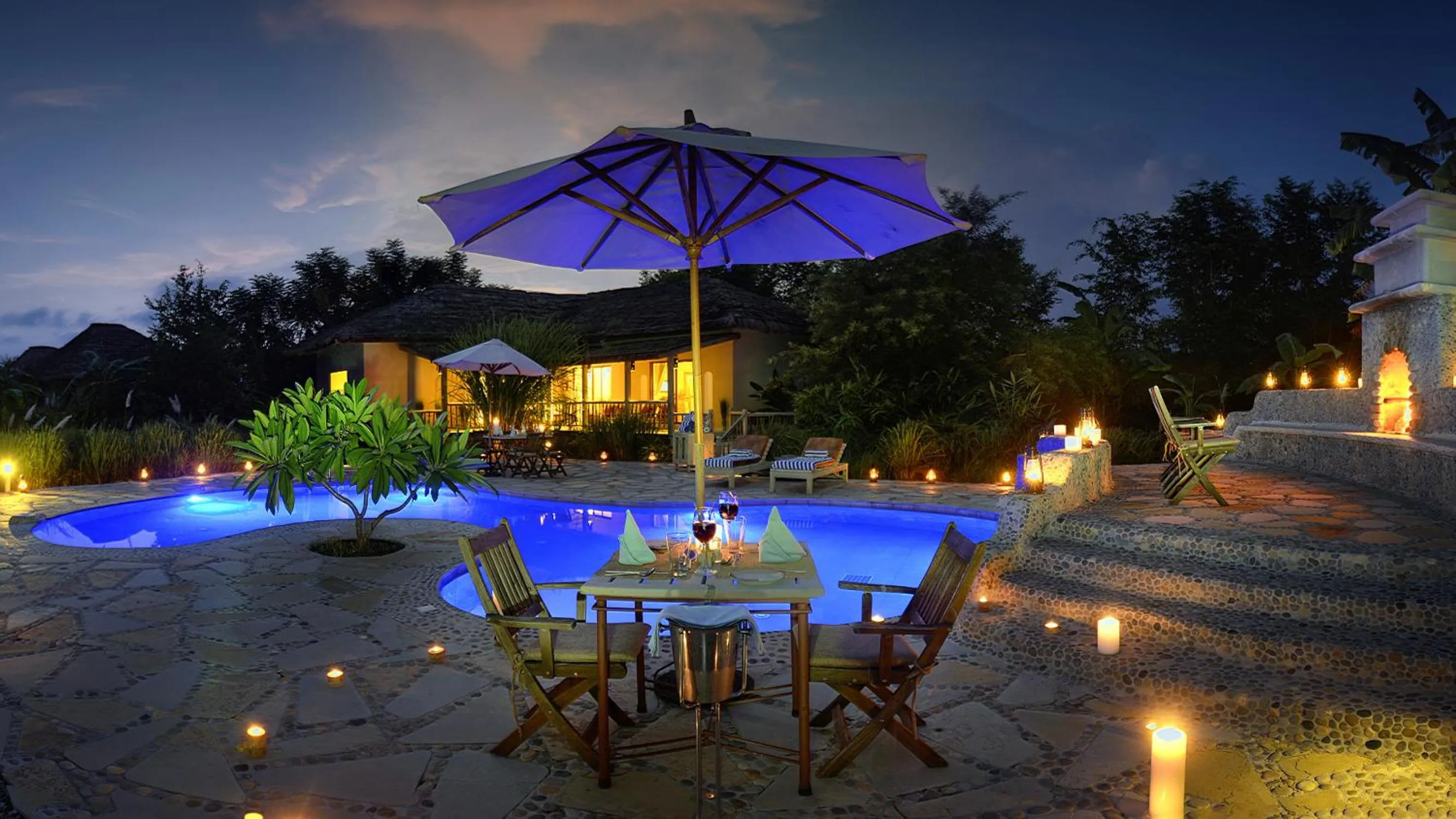 Swimming pool in Barahi Jungle Lodge