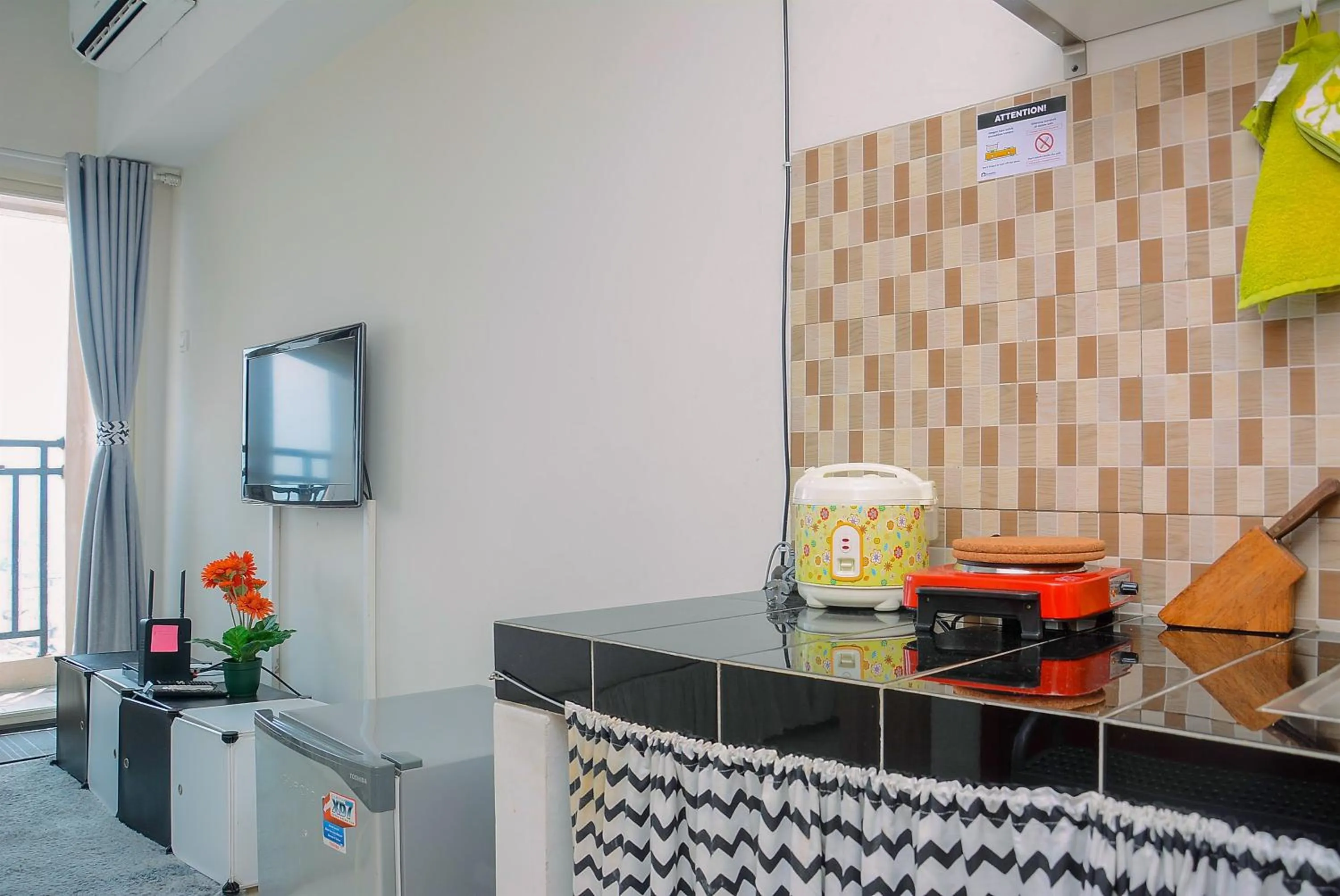 Kitchen or kitchenette in Elegant Studio Apartment Margonda Residence 5 By Travelio