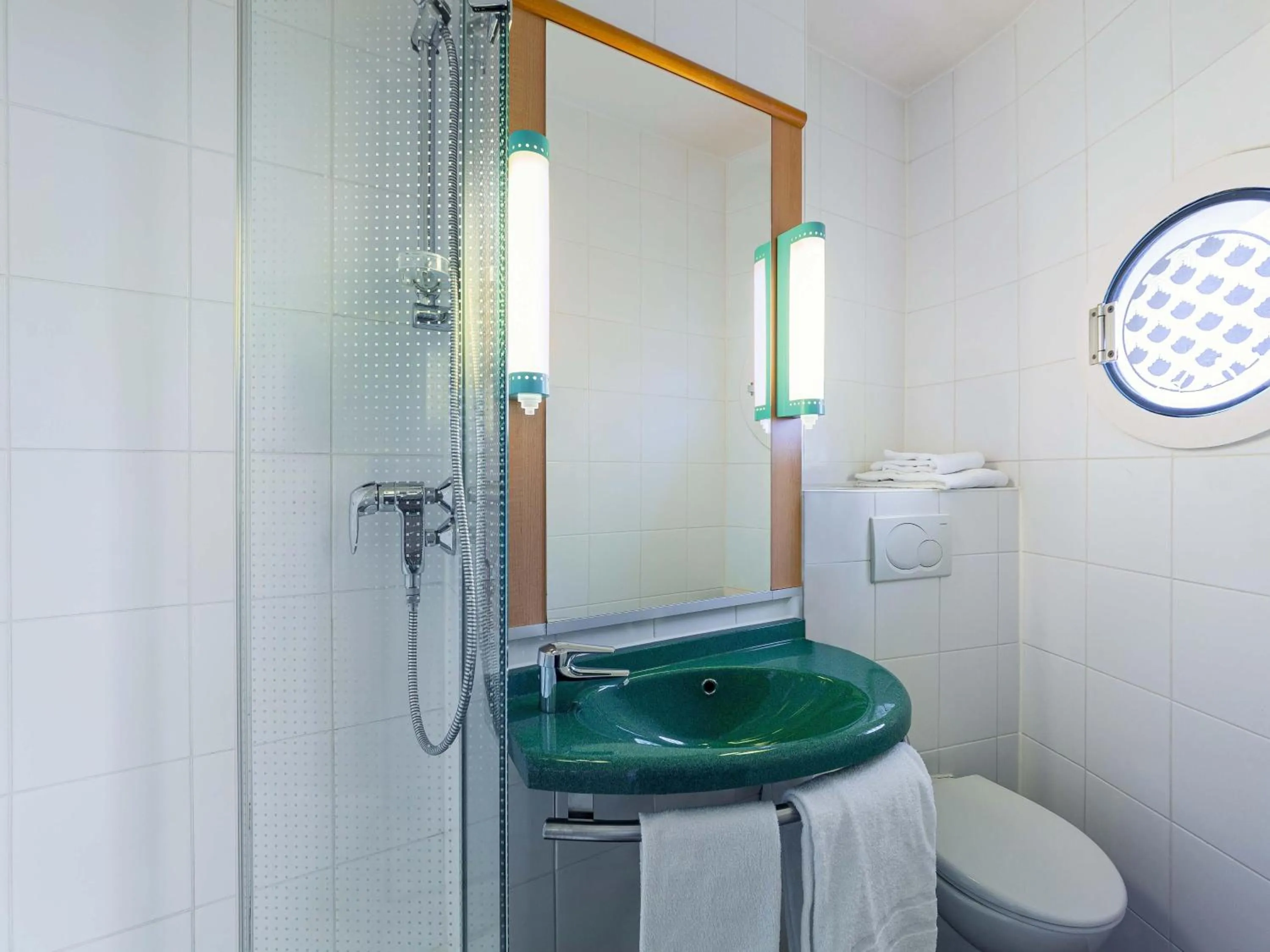 Shower in B&B Hotel Bochum Hbf-Süd