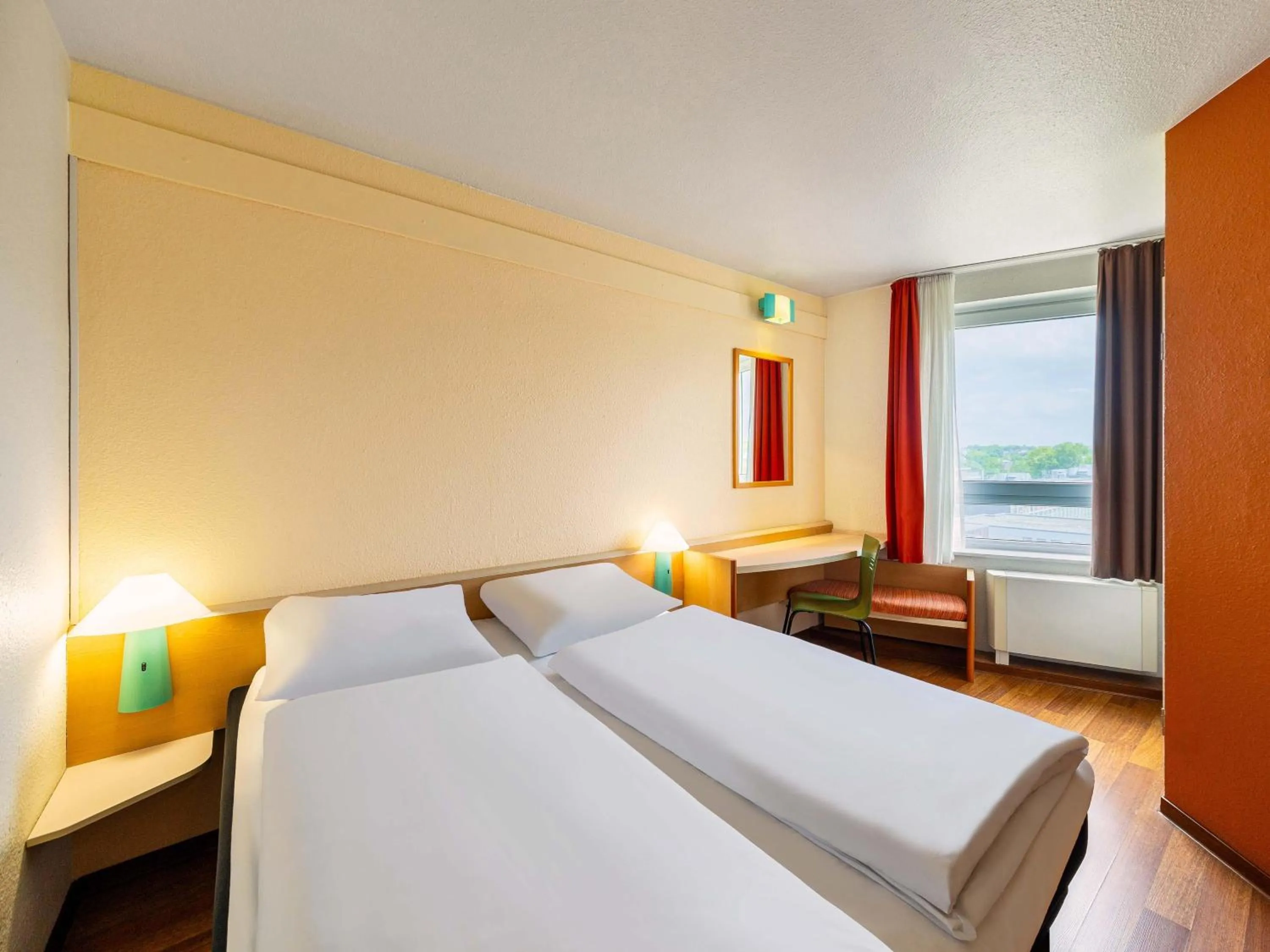 Photo of the whole room, Bed in B&B Hotel Bochum Hbf-Süd