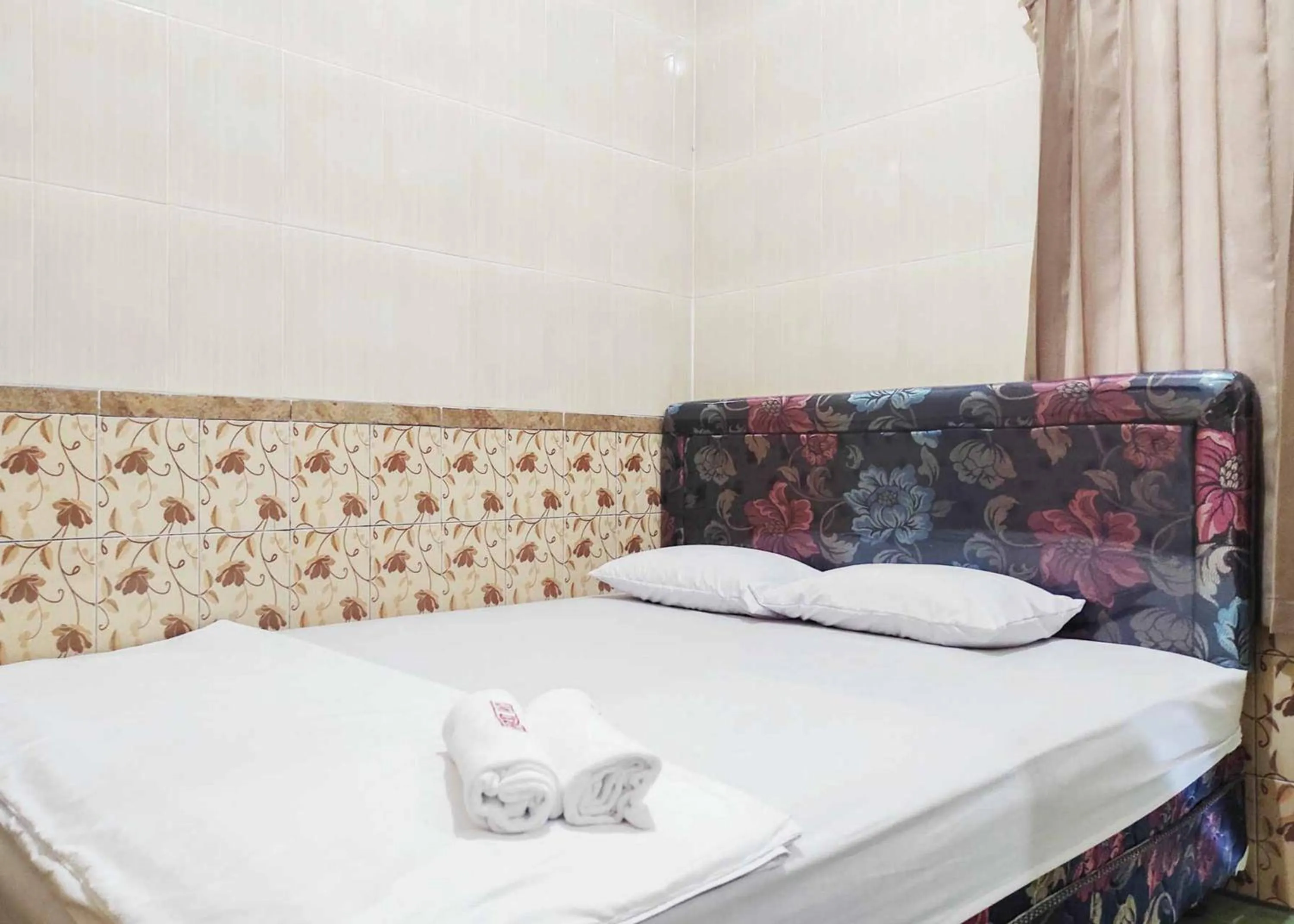 Bed in Queen Asri Mitra RedDoorz