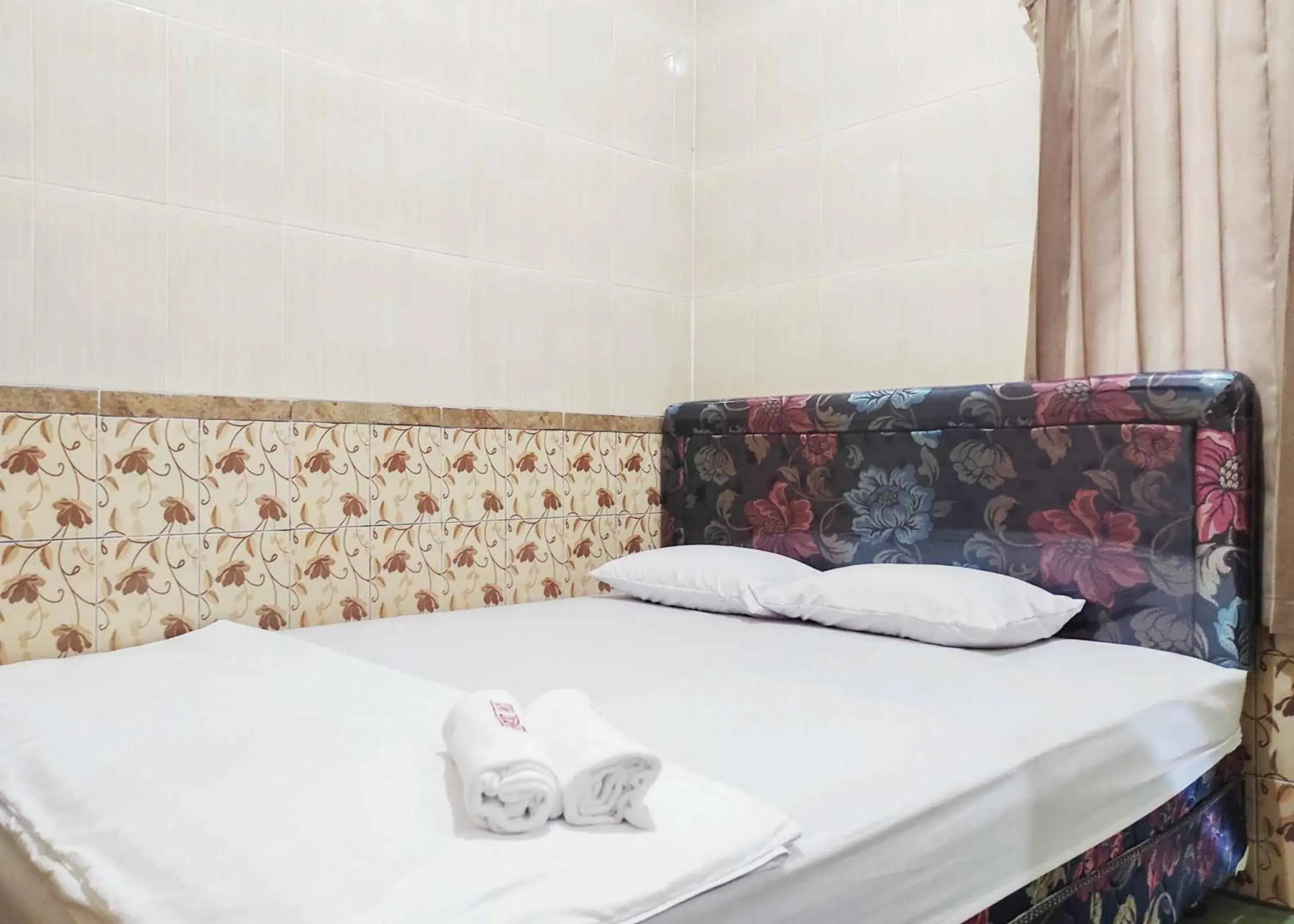 Bed in Queen Asri Mitra RedDoorz Bed in Queen Asri Mitra RedDoorz