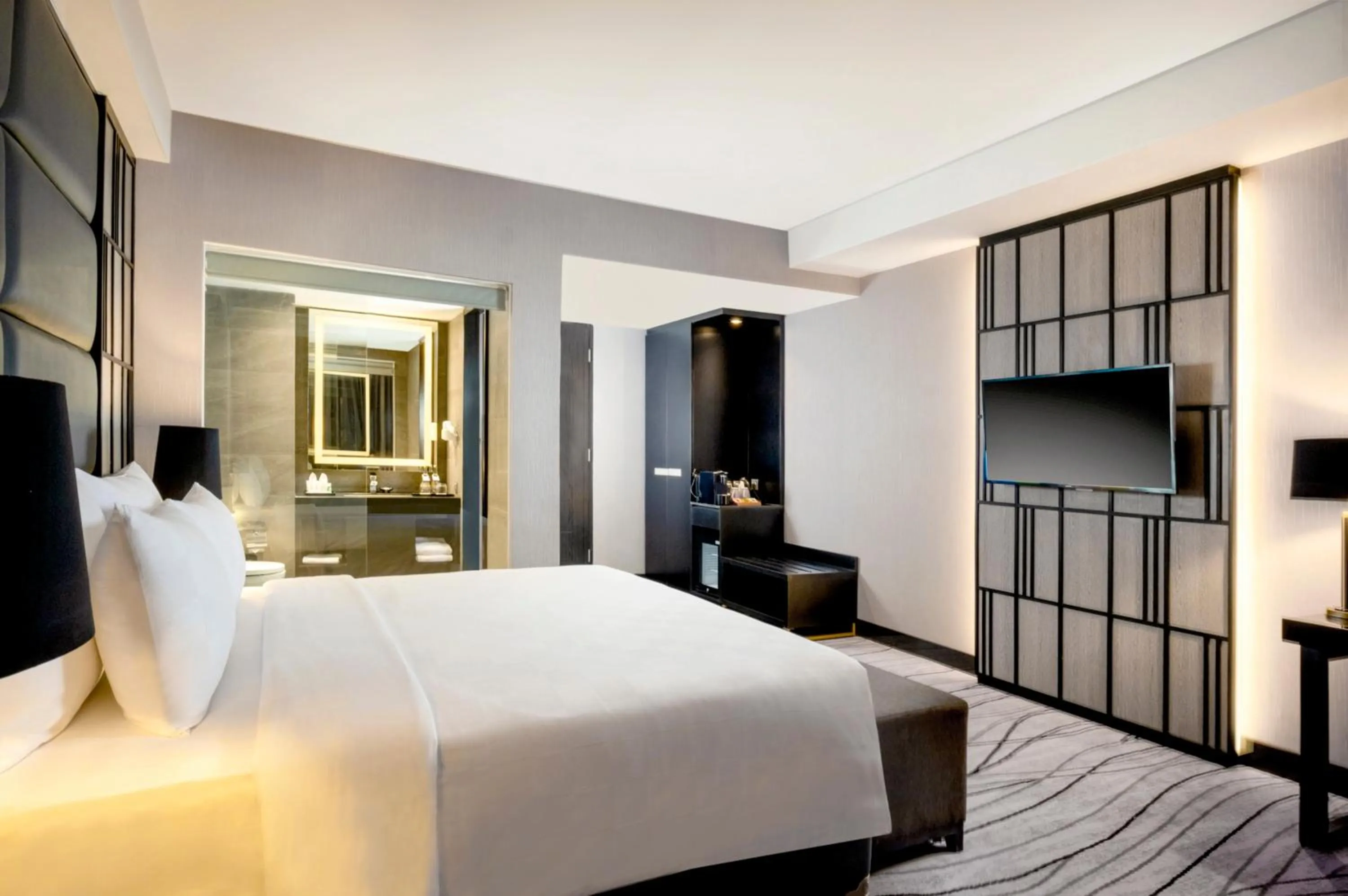 Coffee/tea facilities, Bed in Grand Swiss-Belhotel Darmo