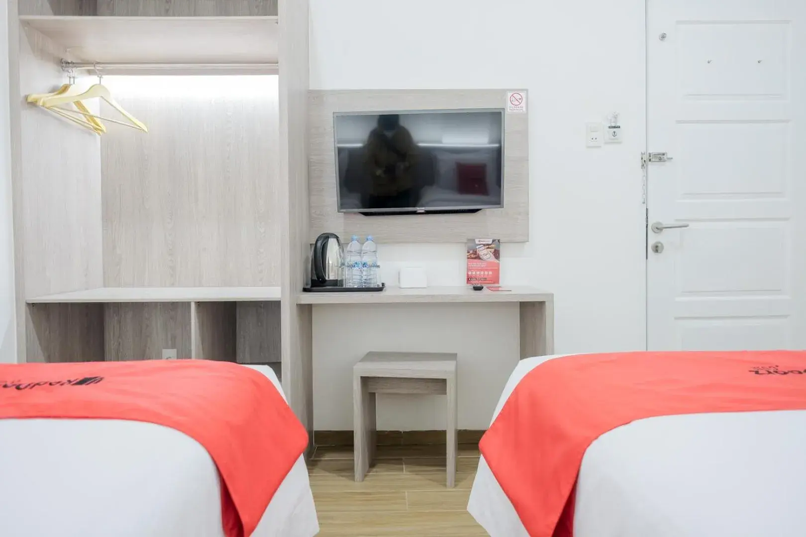 Bed in RedDoorz Plus @ Jalan Juanda Medan Bed in RedDoorz Plus @ Jalan Juanda Medan