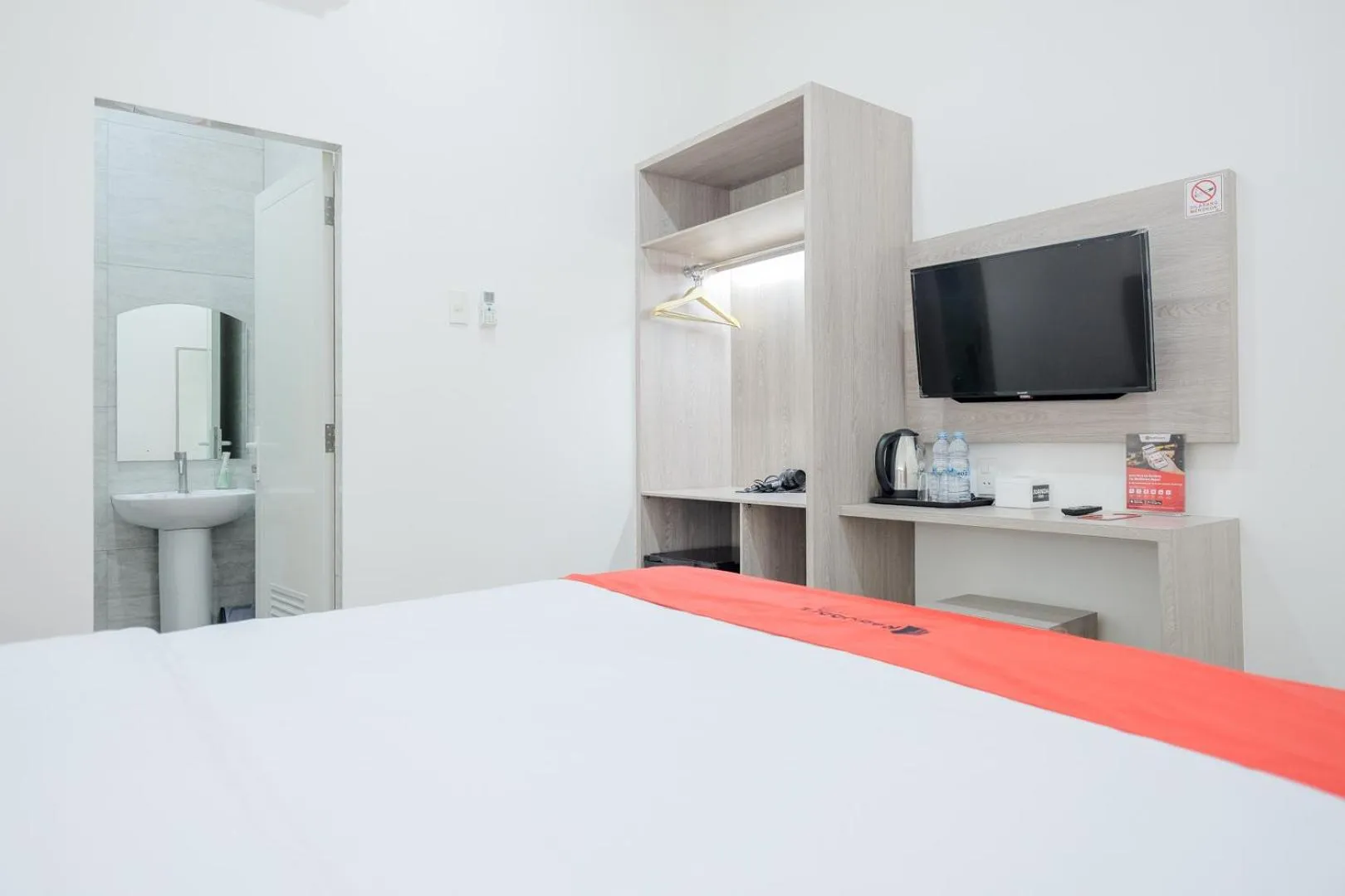 Bed in RedDoorz Plus @ Jalan Juanda Medan