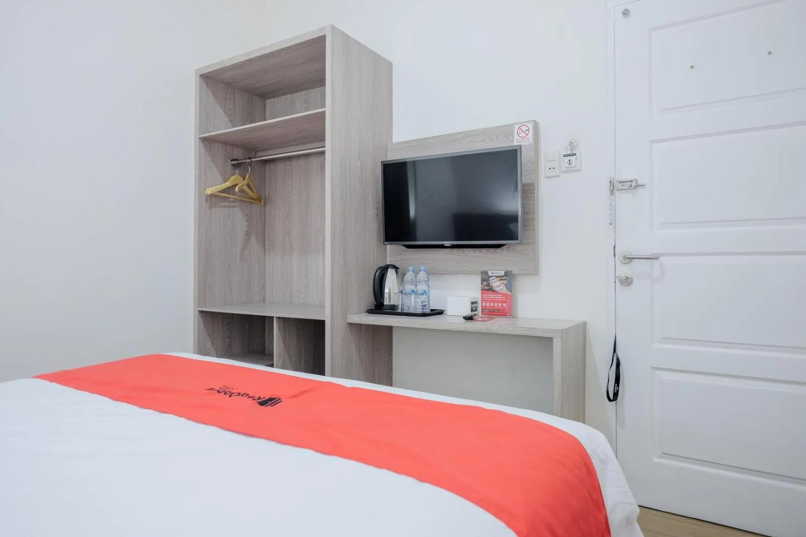 Bed in RedDoorz Plus @ Jalan Juanda Medan
