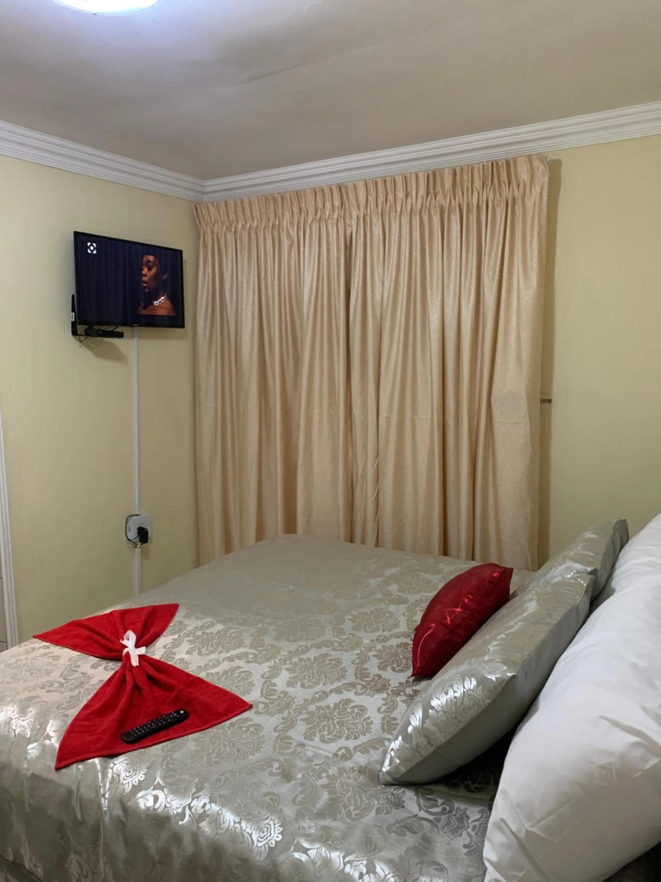 Bed in Ekaya Palace Guest House