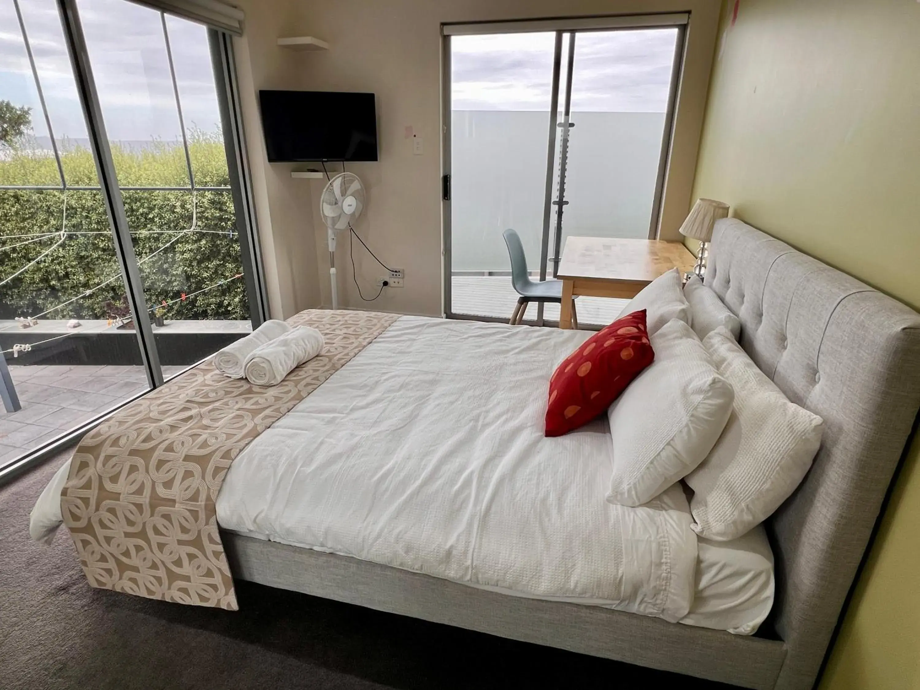 Double Room Sea View and Balcony with Shared Bathroom 2 in Hobart View Double Room Sea View and Balcony with Shared Bathroom 2 in Hobart View