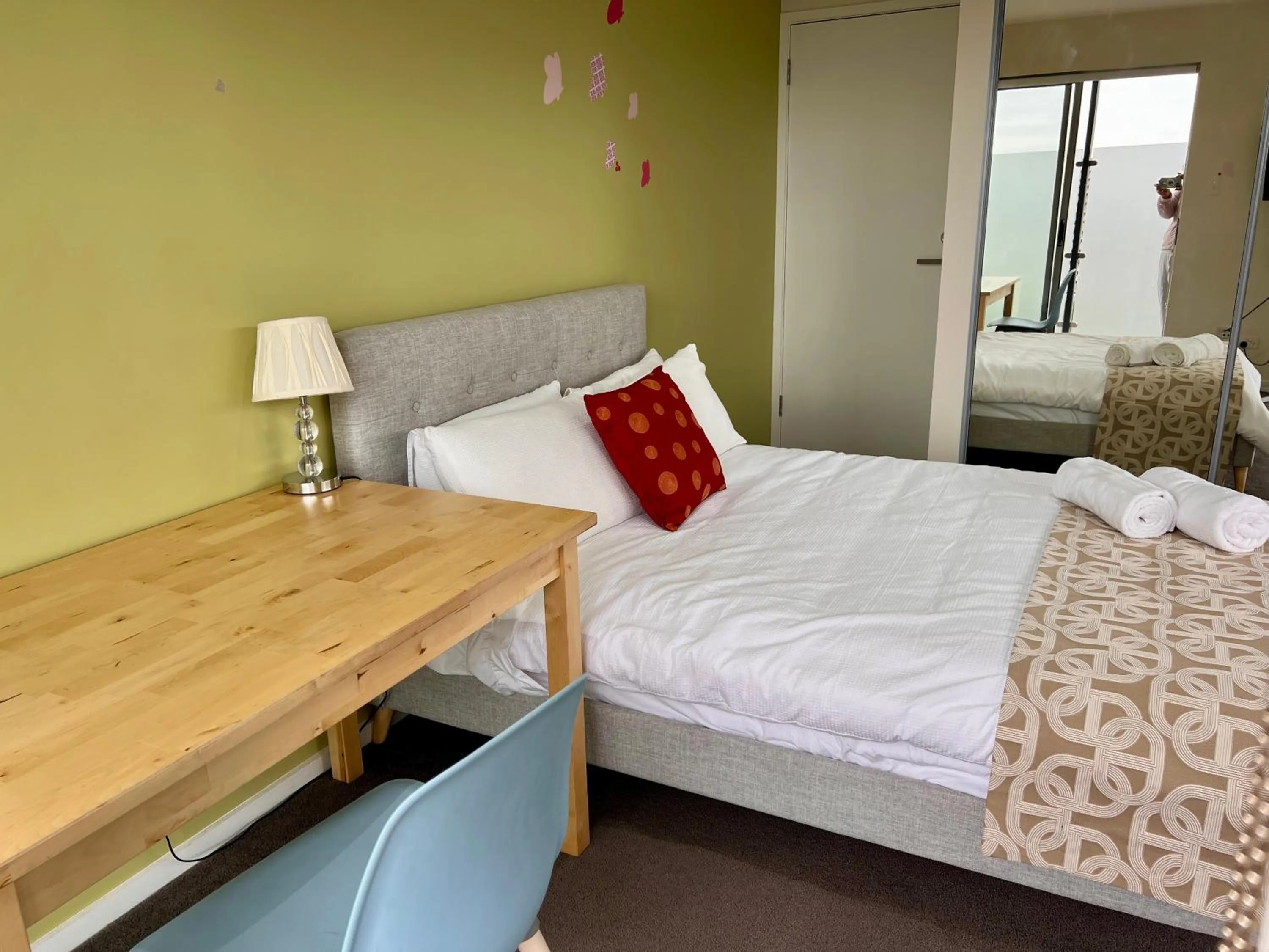 Photo of the whole room, Bed in Hobart View