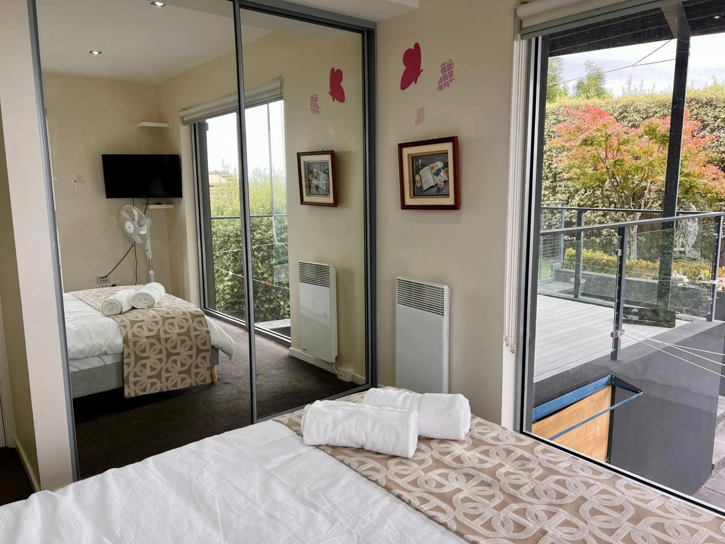 Photo of the whole room, Bed in Hobart View