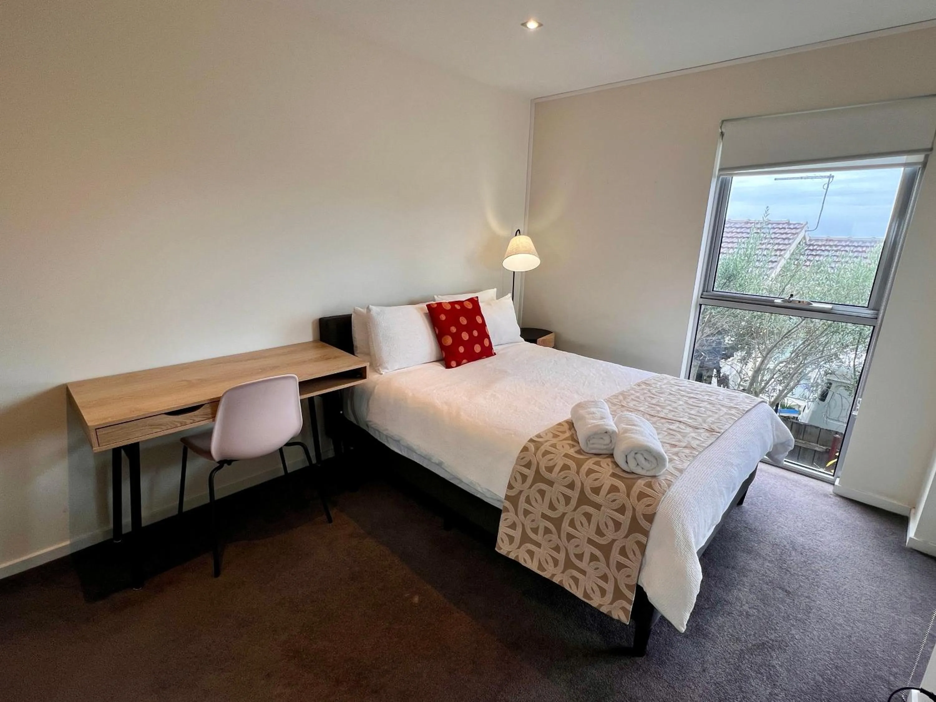 Photo of the whole room, Bed in Hobart View