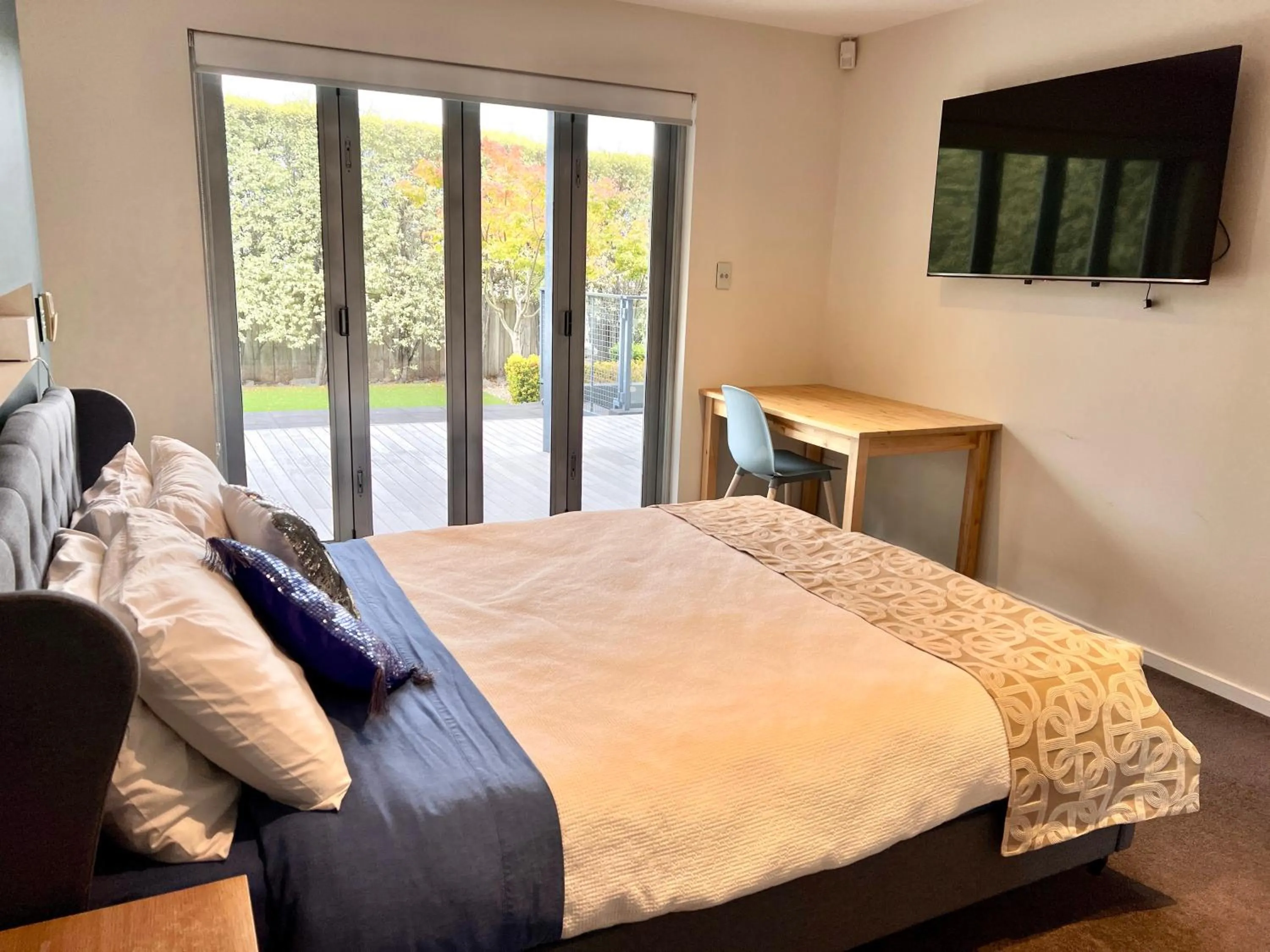 Photo of the whole room, Bed in Hobart View