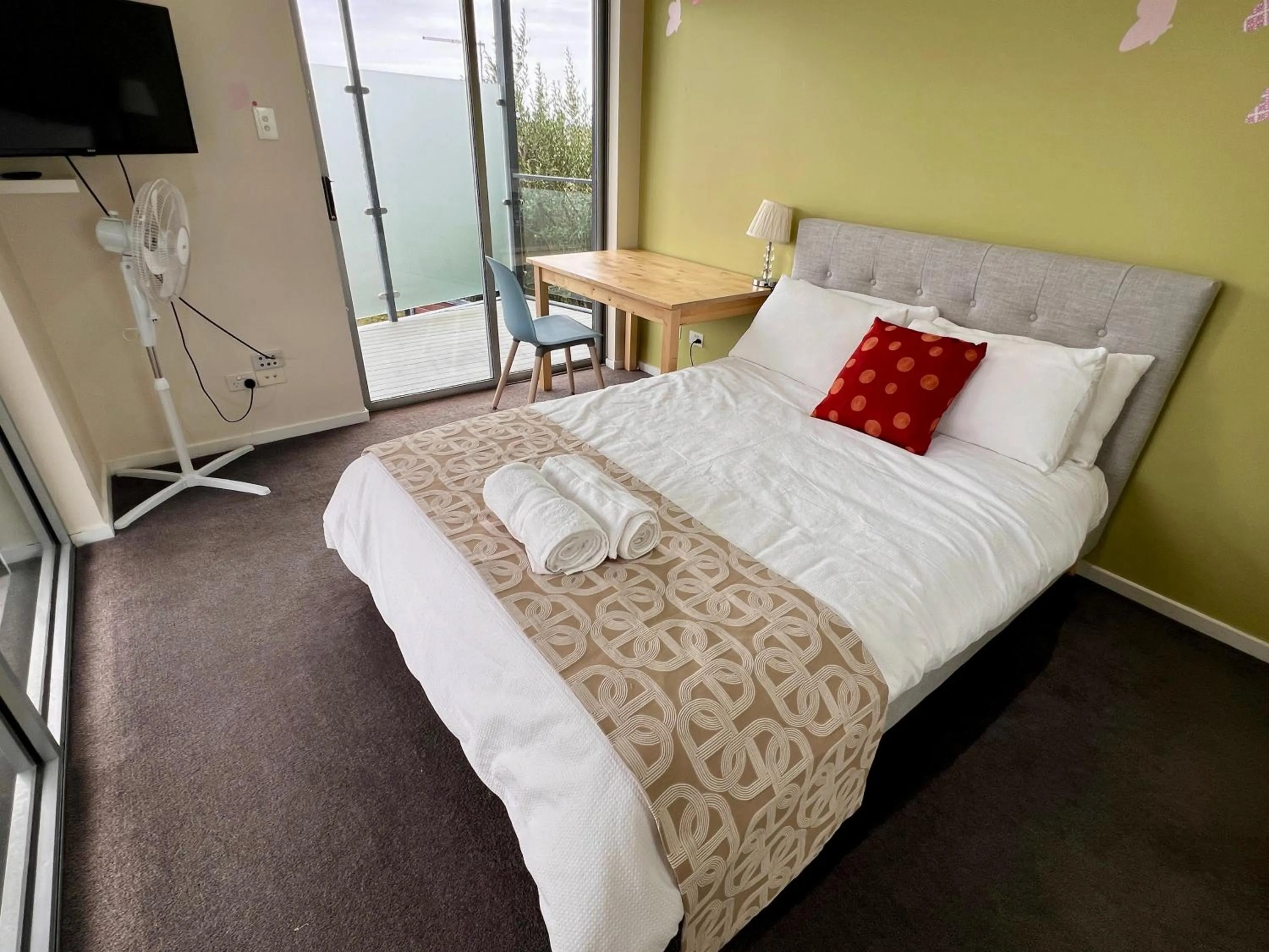 Photo of the whole room, Bed in Hobart View