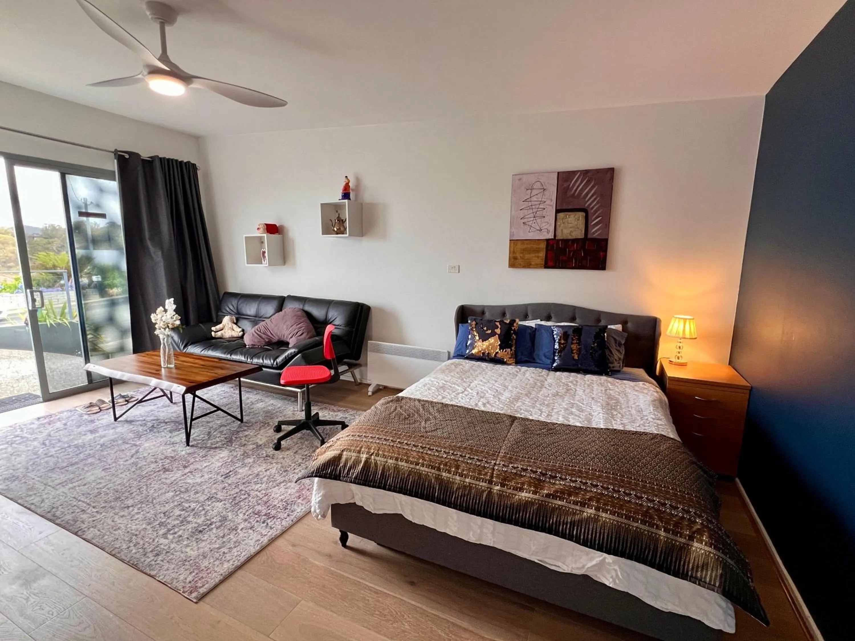 Photo of the whole room, Bed in Hobart View