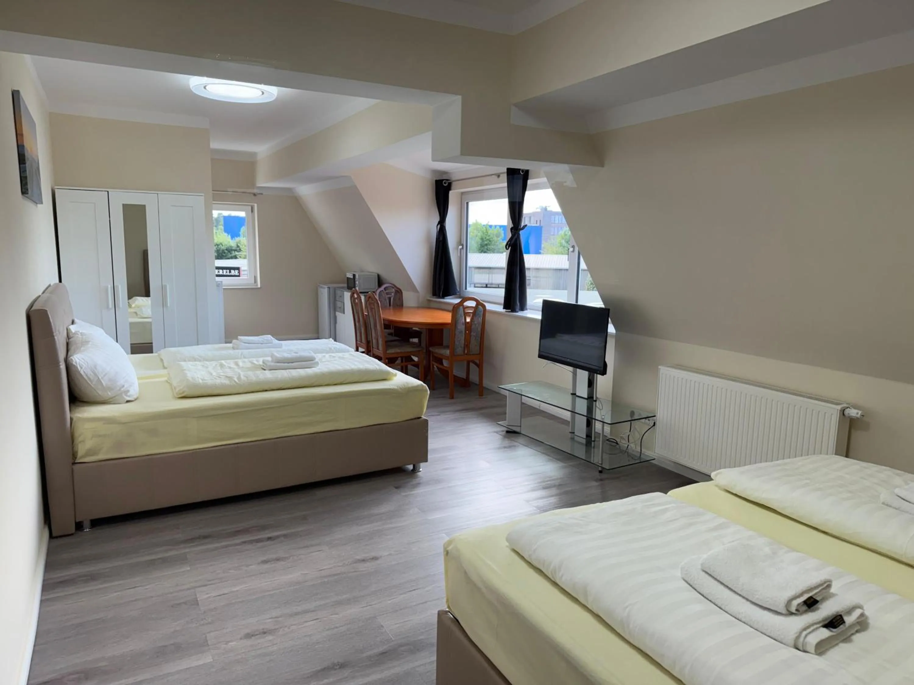 Photo of the whole room, Bed in M&M Hotel - Neu Wulmstorf