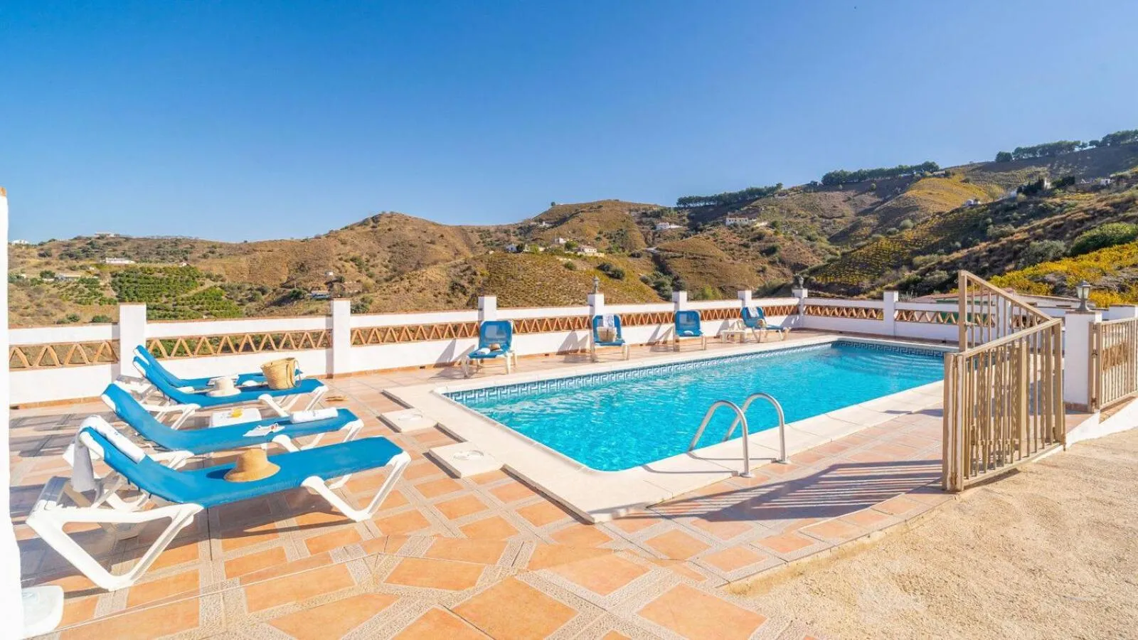 Swimming pool in Casa Herrero El Borge by Ruralidays