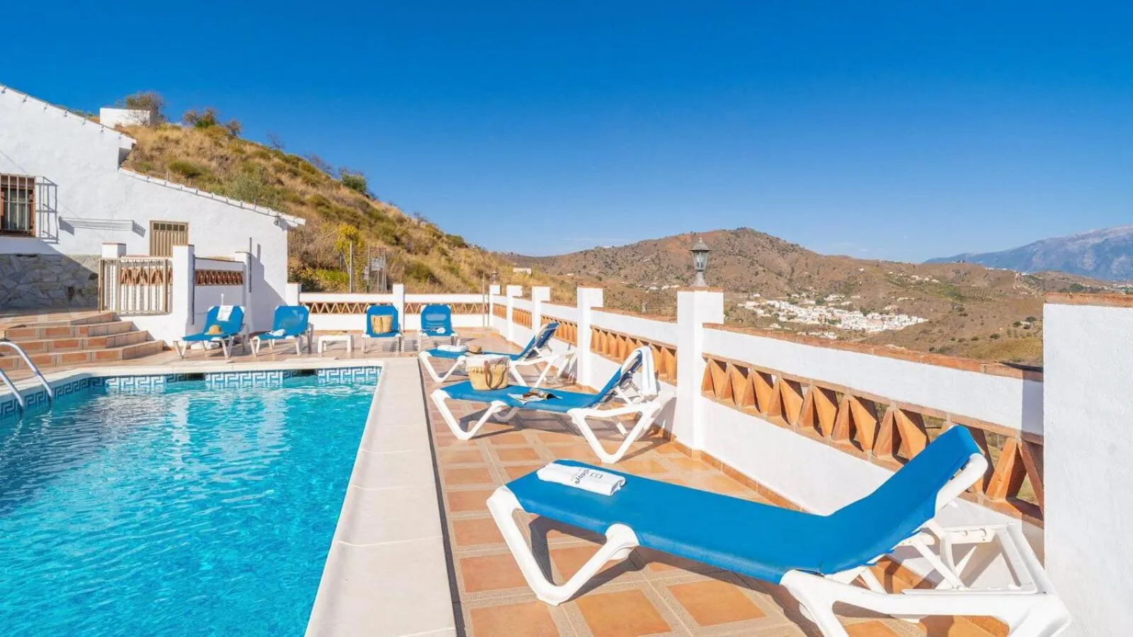 Swimming pool in Casa Herrero El Borge by Ruralidays