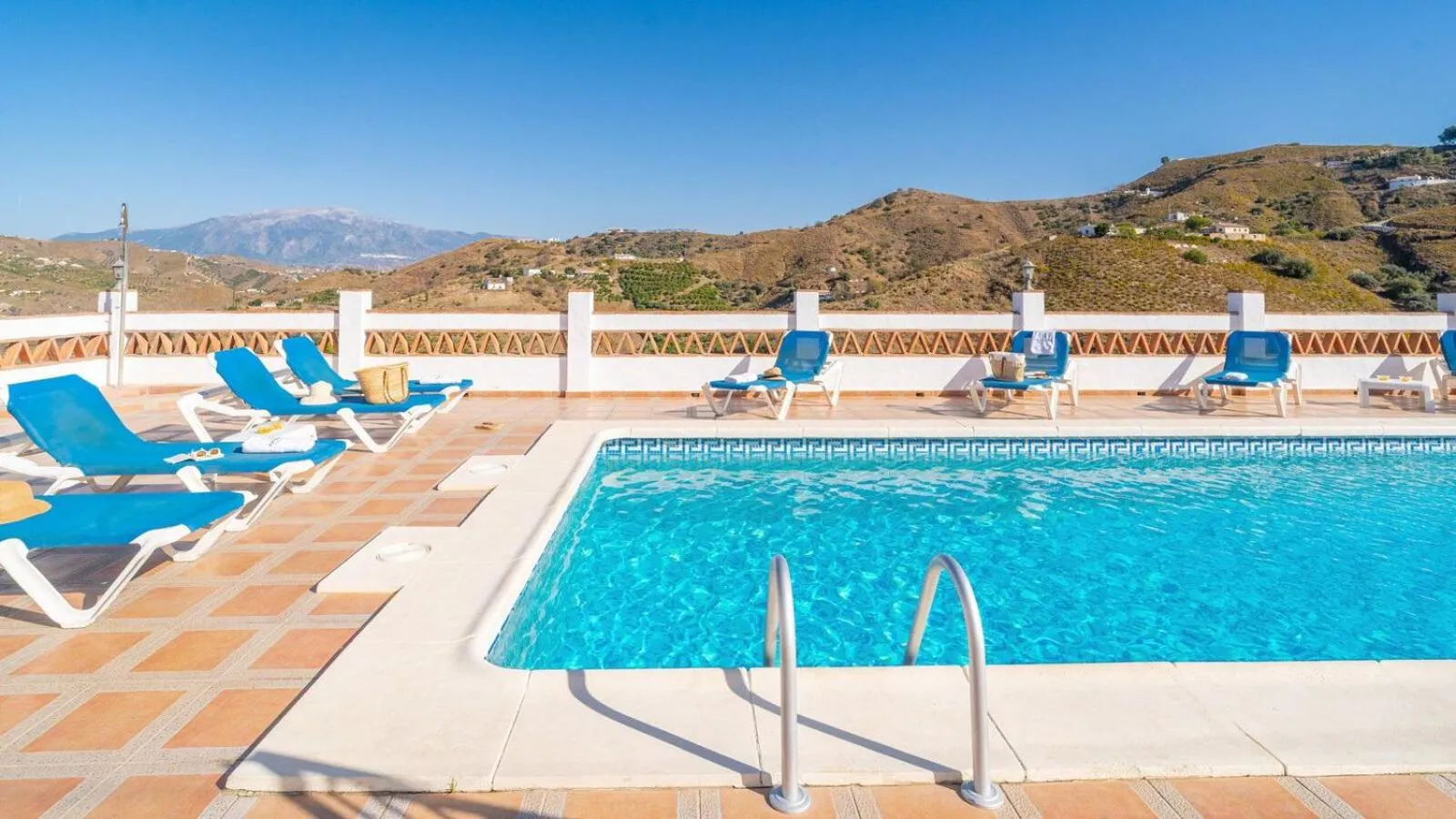 Swimming pool in Casa Herrero El Borge by Ruralidays
