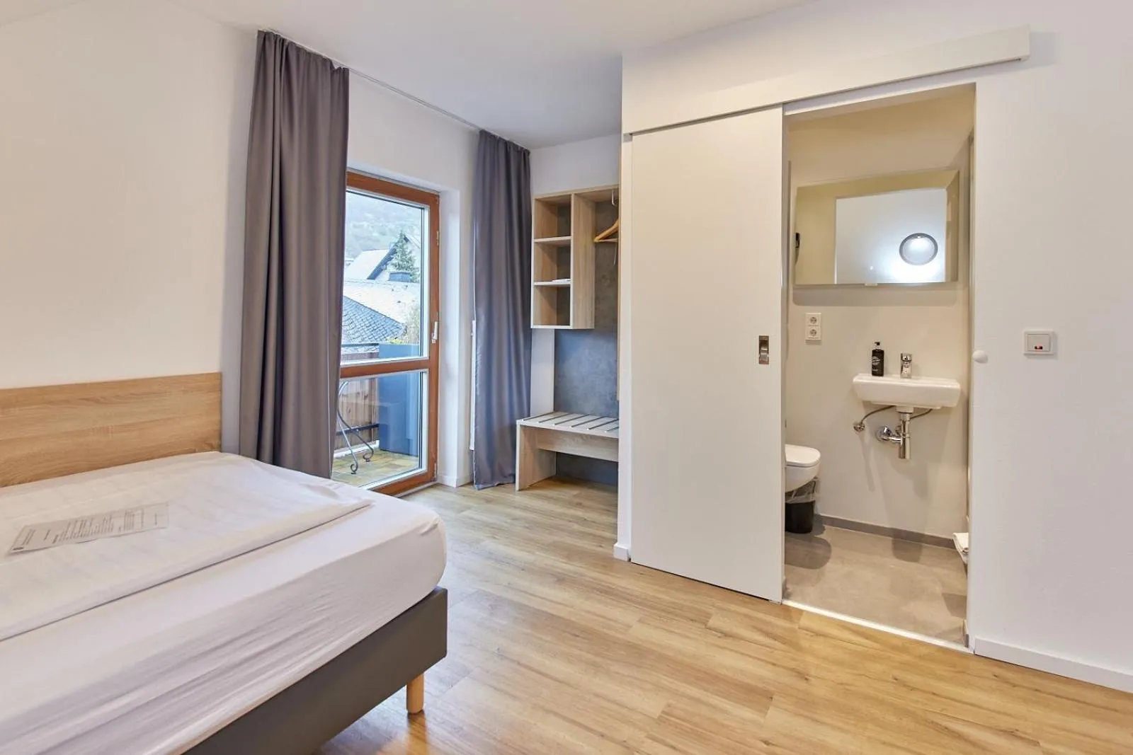 Toilet, Bed in Moselhotel Weinhaus Simon `Sauna`Restaurant`ELadesäule