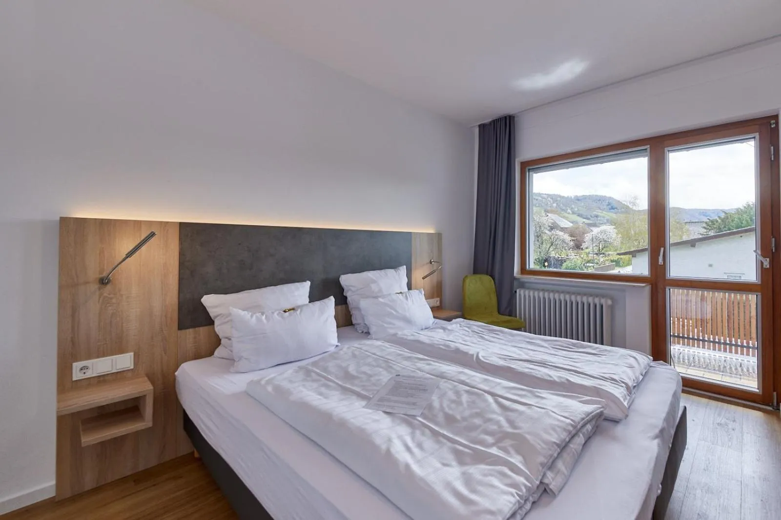 Bed in Moselhotel Weinhaus Simon `Sauna`Restaurant`ELadesäule