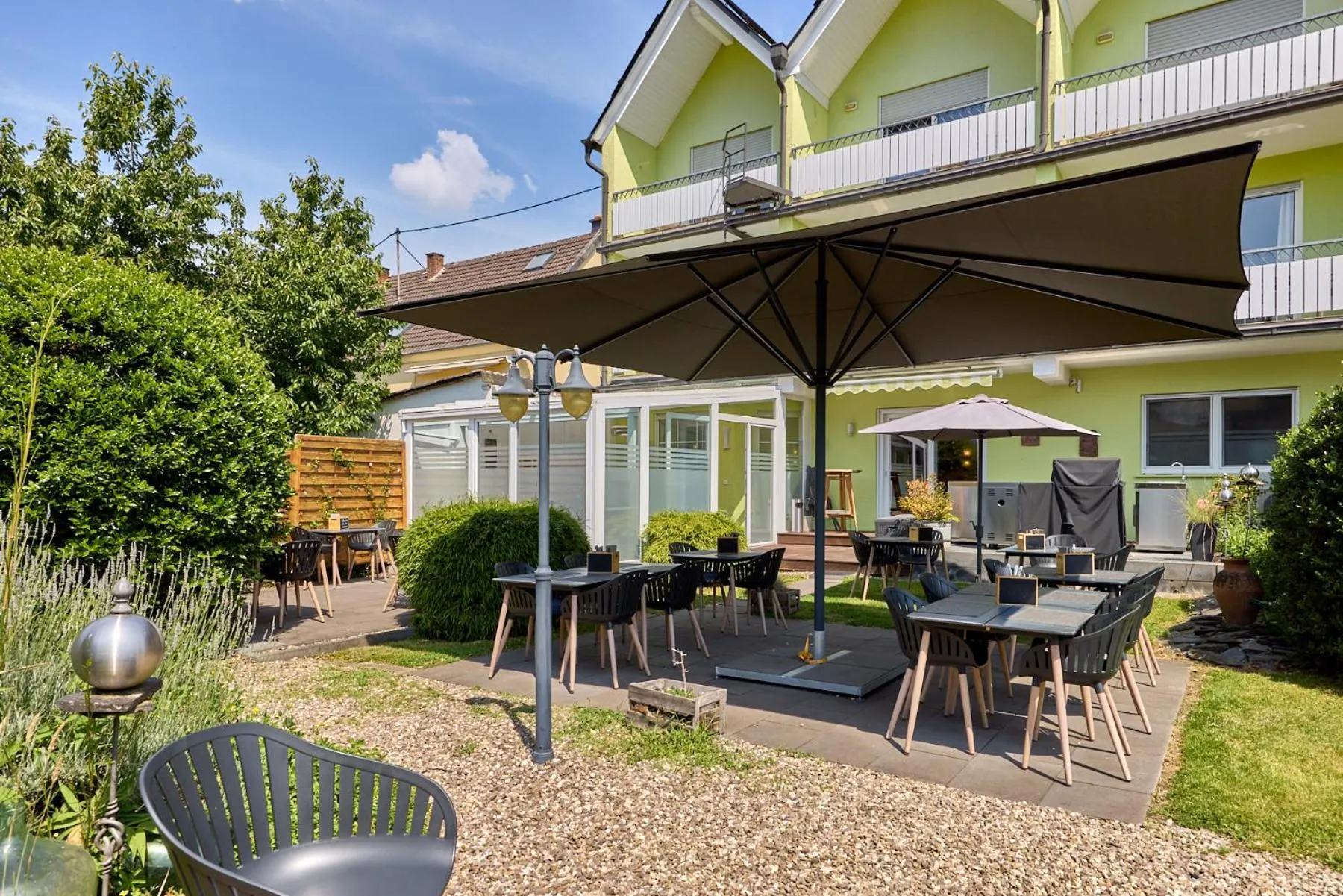 Garden in Moselhotel Weinhaus Simon `Sauna`Restaurant`ELadesäule