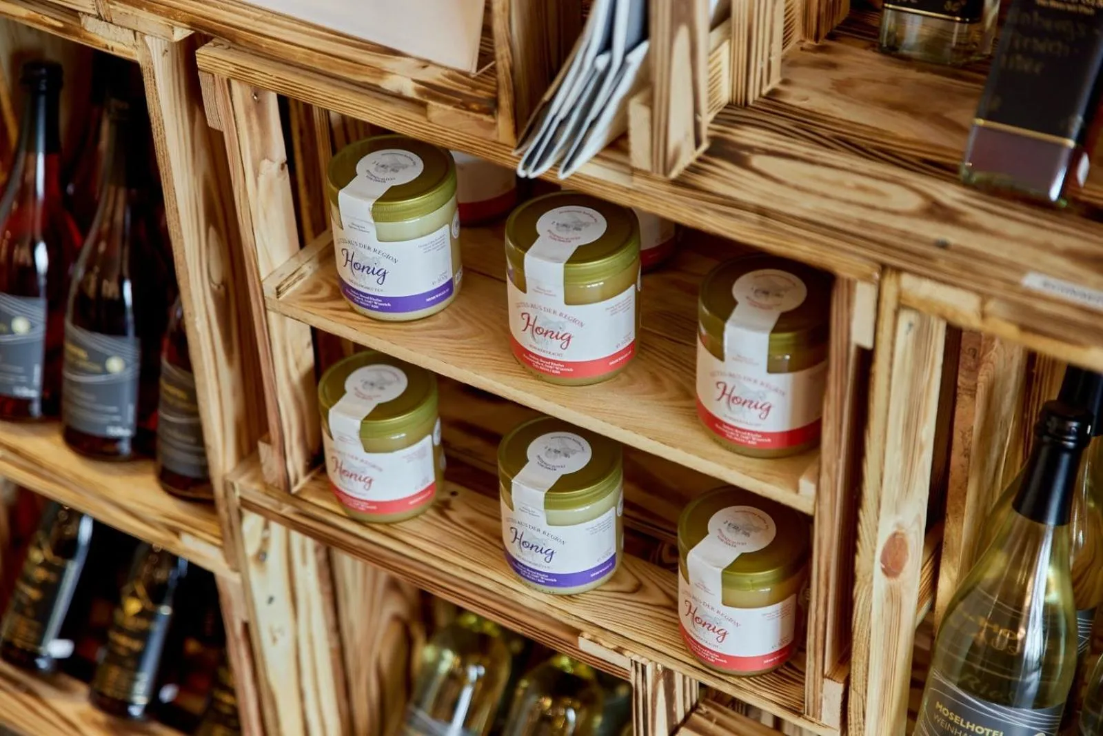 Lobby or reception in Moselhotel Weinhaus Simon `Sauna`Restaurant`ELadesäule