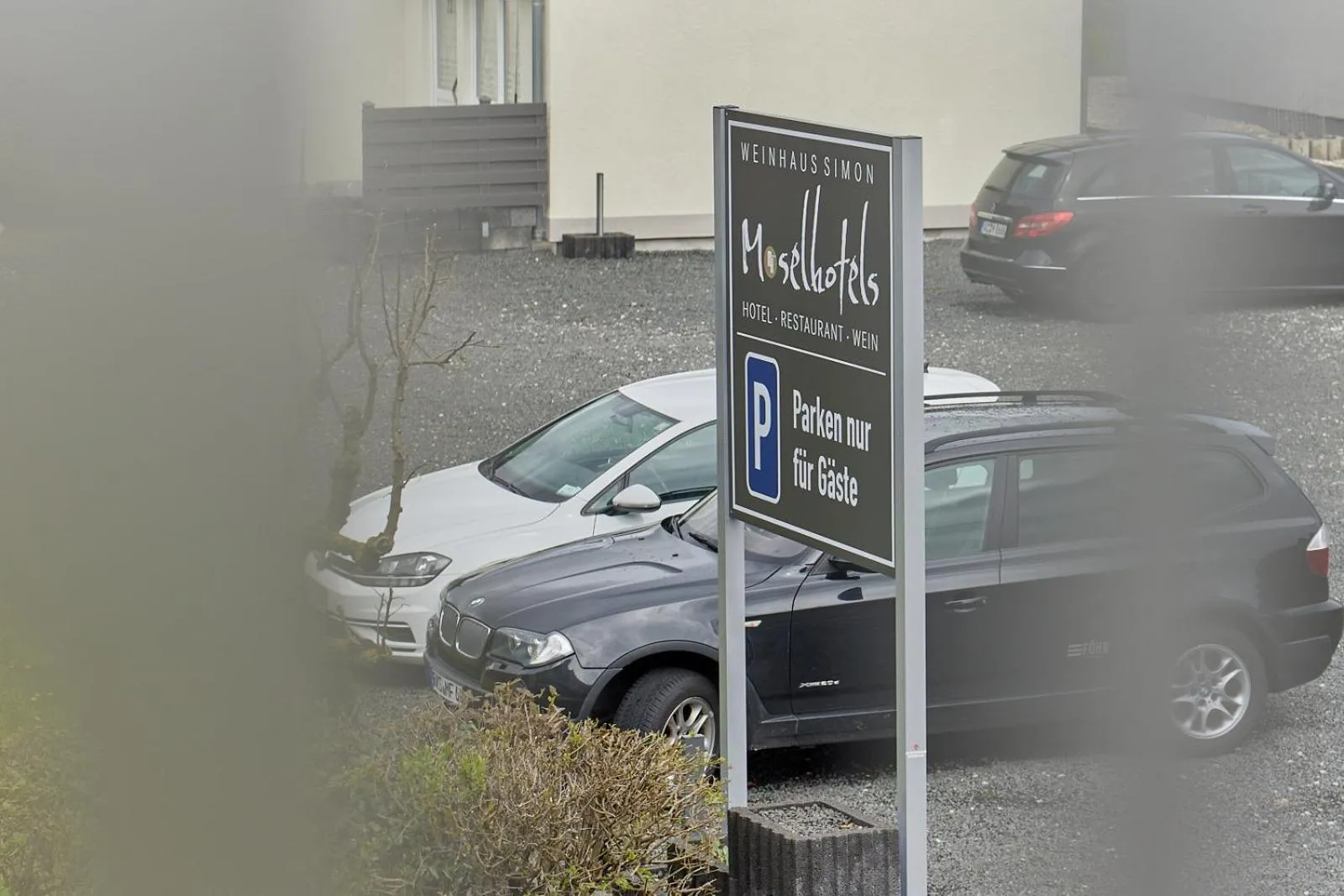 Parking in Moselhotel Weinhaus Simon `Sauna`Restaurant`ELadesäule