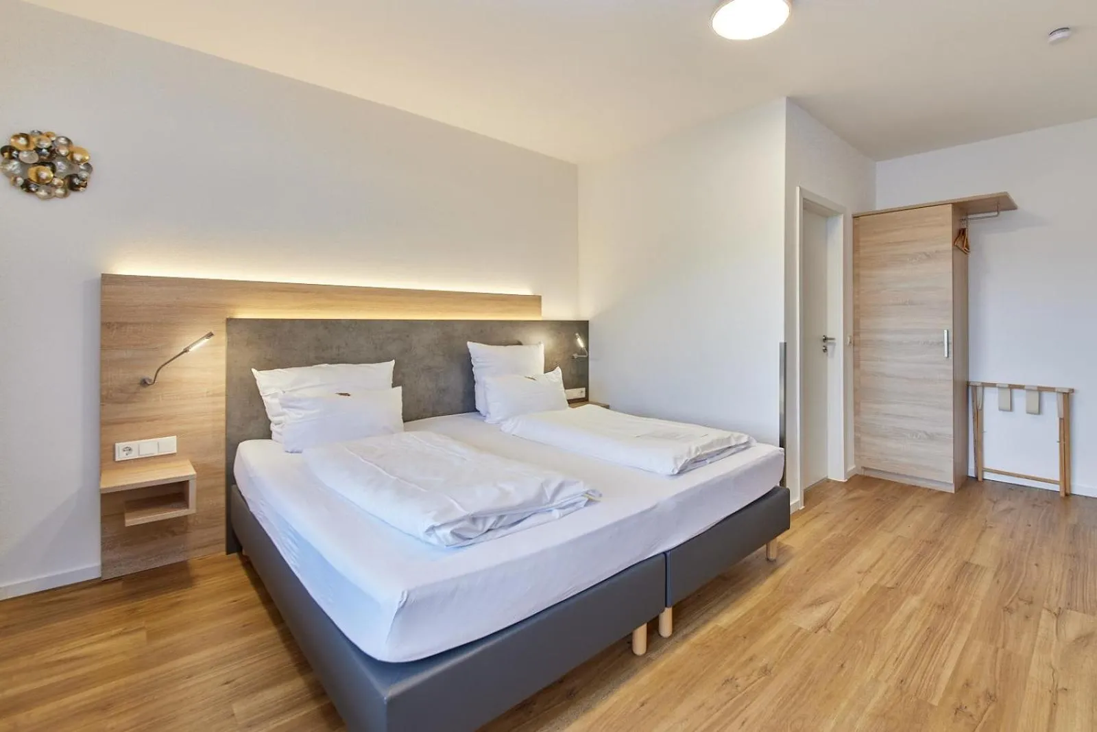 Moselhotel Weinhaus Simon `Sauna`Restaurant`ELadesäule