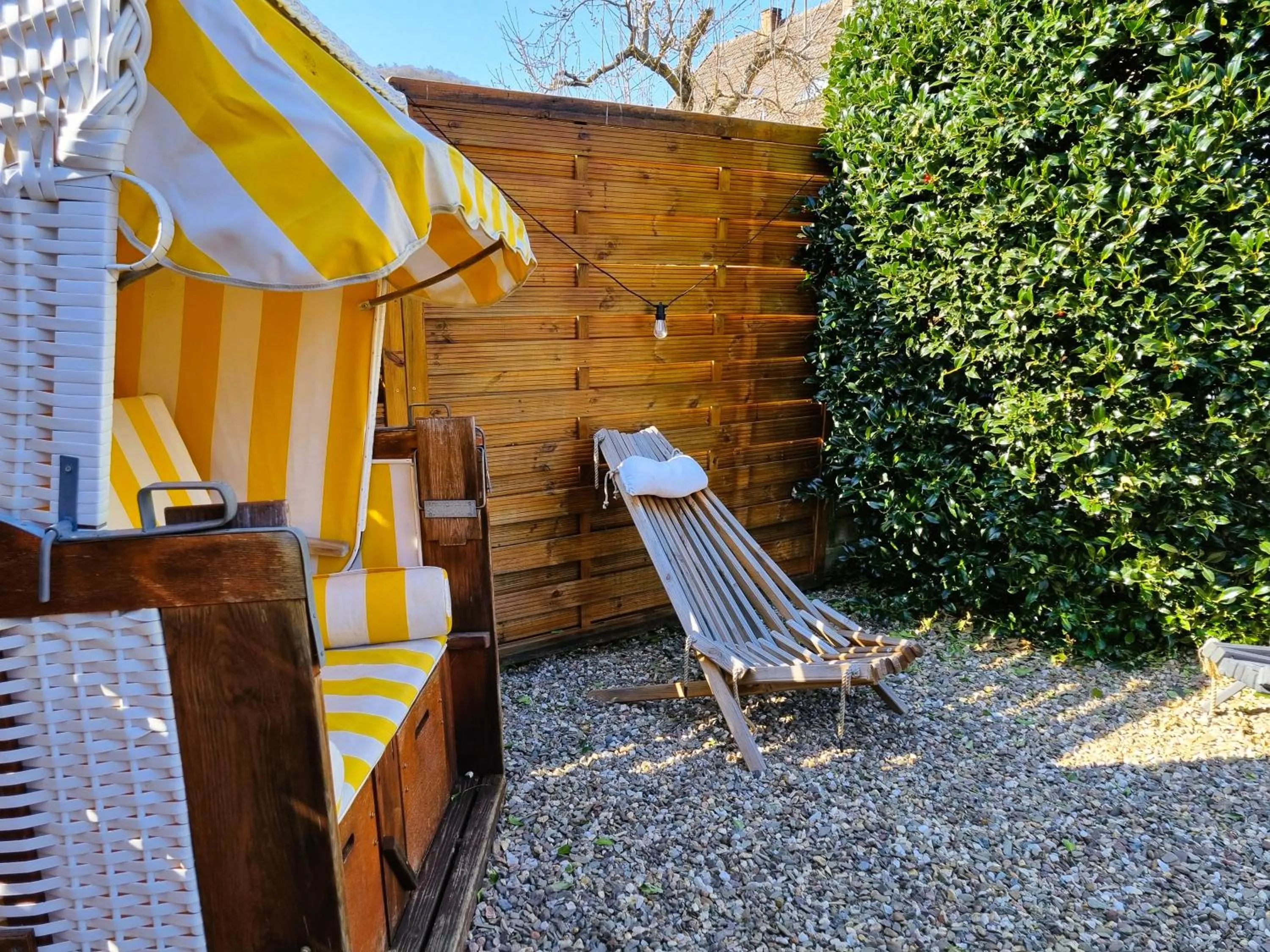 Garden in Moselhotel Weinhaus Simon `Sauna`Restaurant`ELadesäule