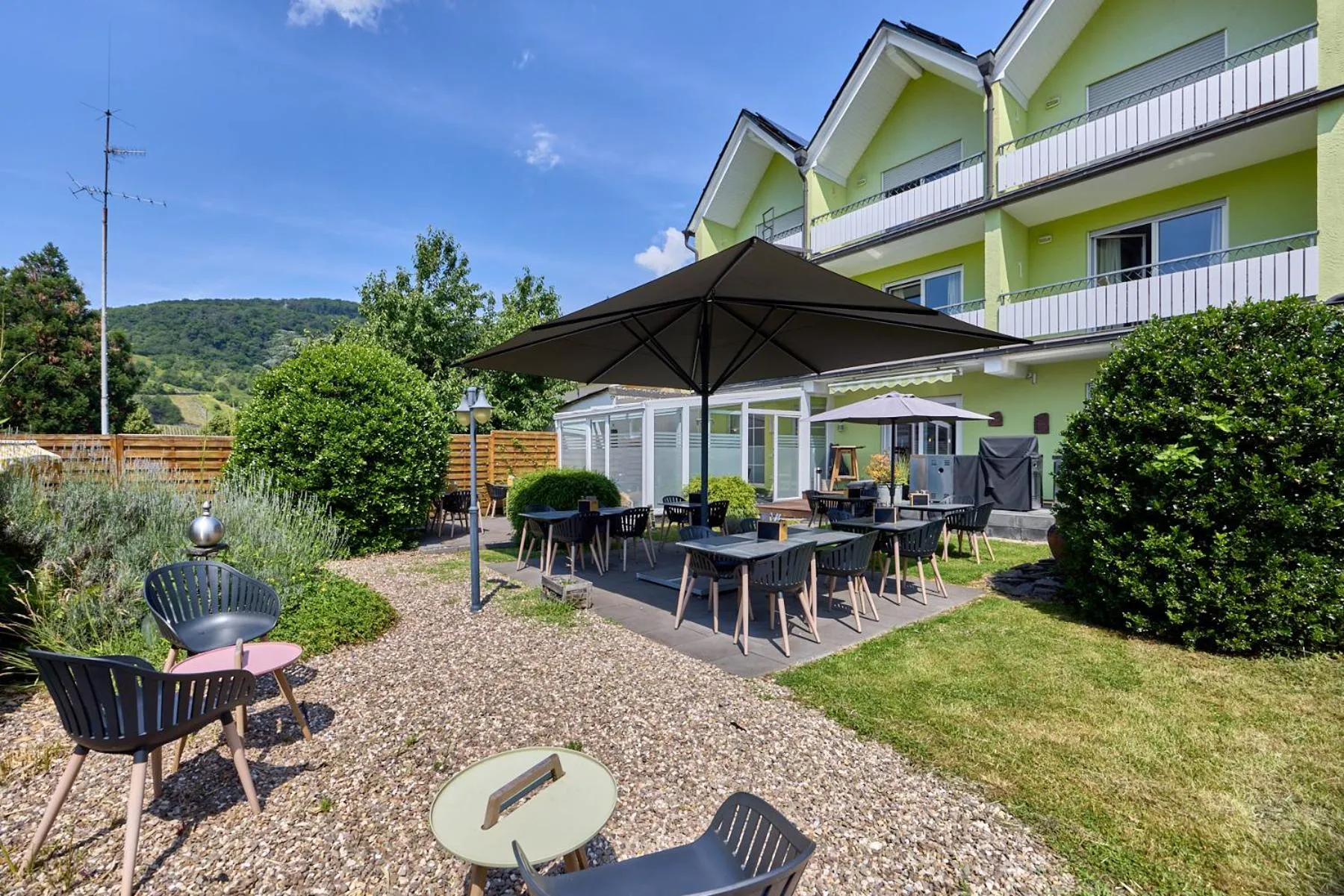 Garden in Moselhotel Weinhaus Simon `Sauna`Restaurant`ELadesäule