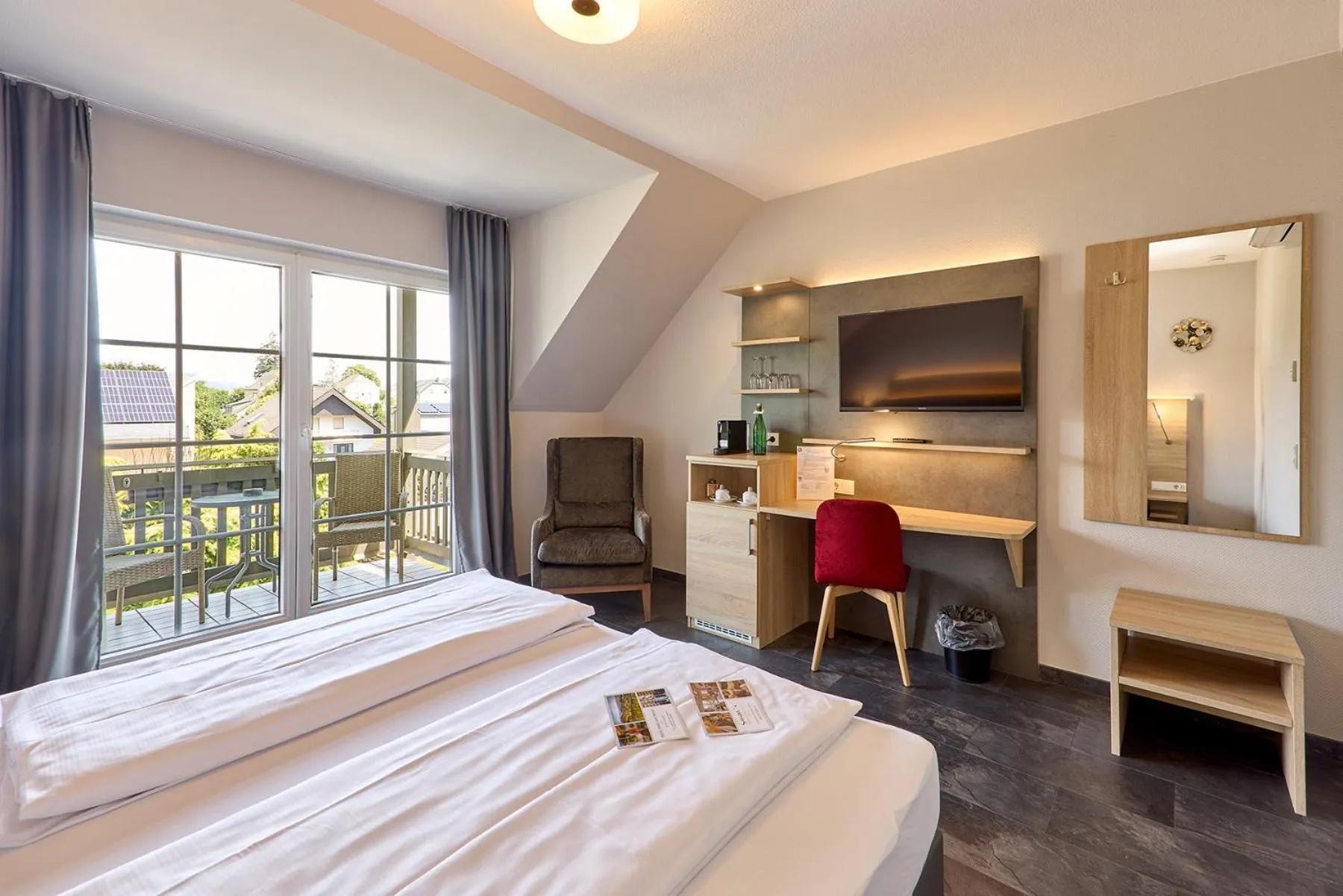 Photo of the whole room, Bed in Moselhotel Weinhaus Simon `Sauna`Restaurant`ELadesäule