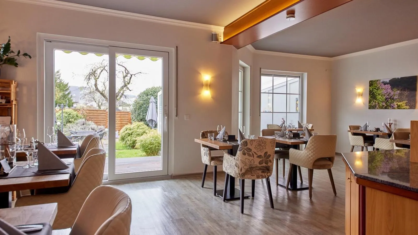 Restaurant/places to eat in Moselhotel Weinhaus Simon `Sauna`Restaurant`ELadesäule