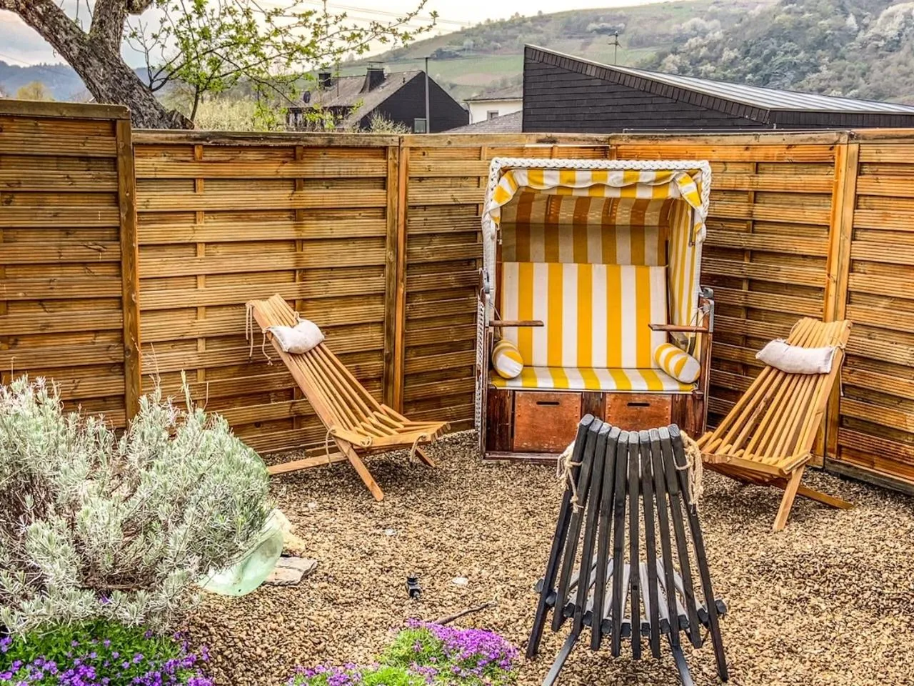 Patio in Moselhotel Weinhaus Simon `Sauna`Restaurant`ELadesäule