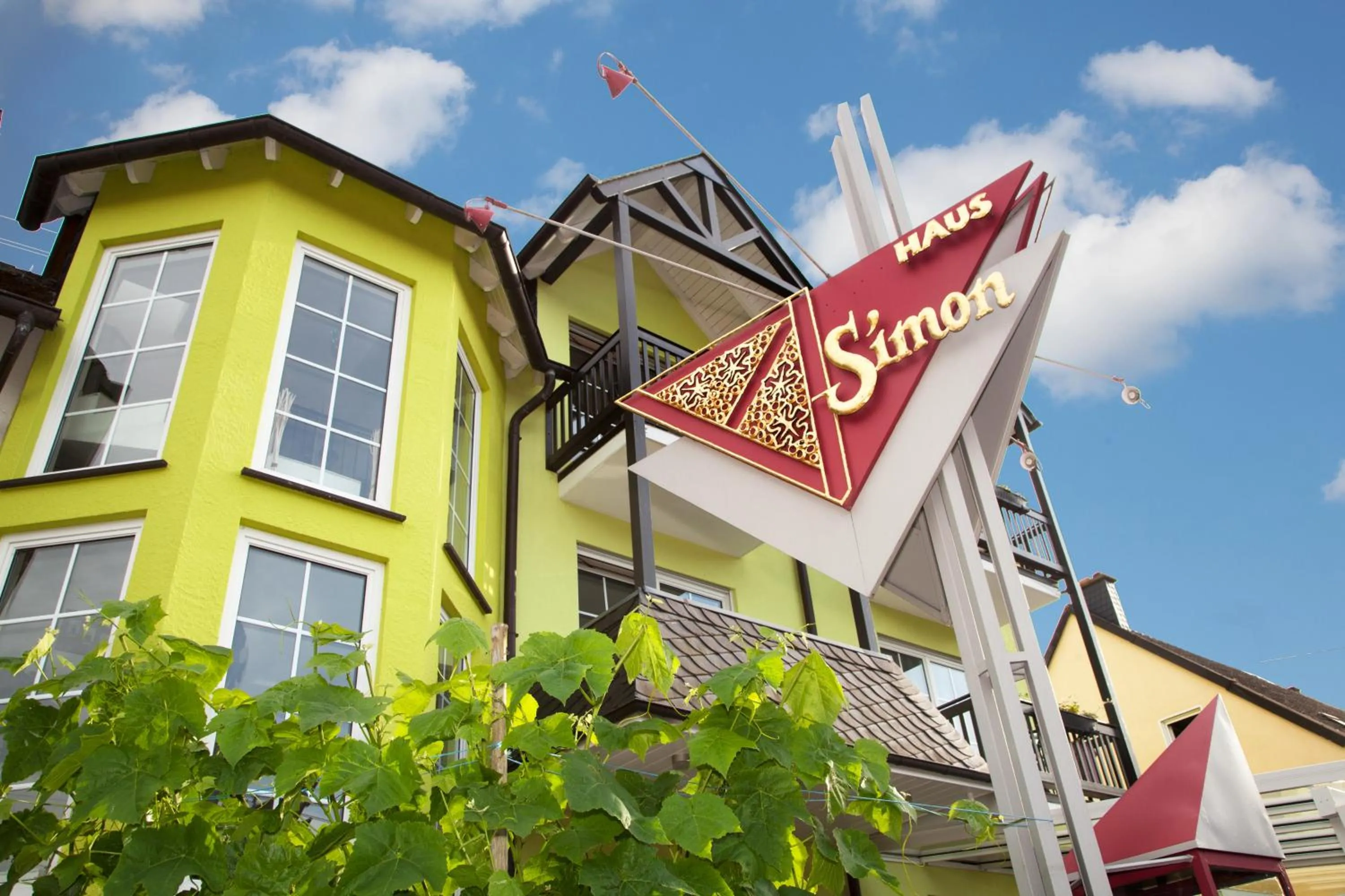 Property building in Moselhotel Weinhaus Simon `Sauna`Restaurant`ELadesäule