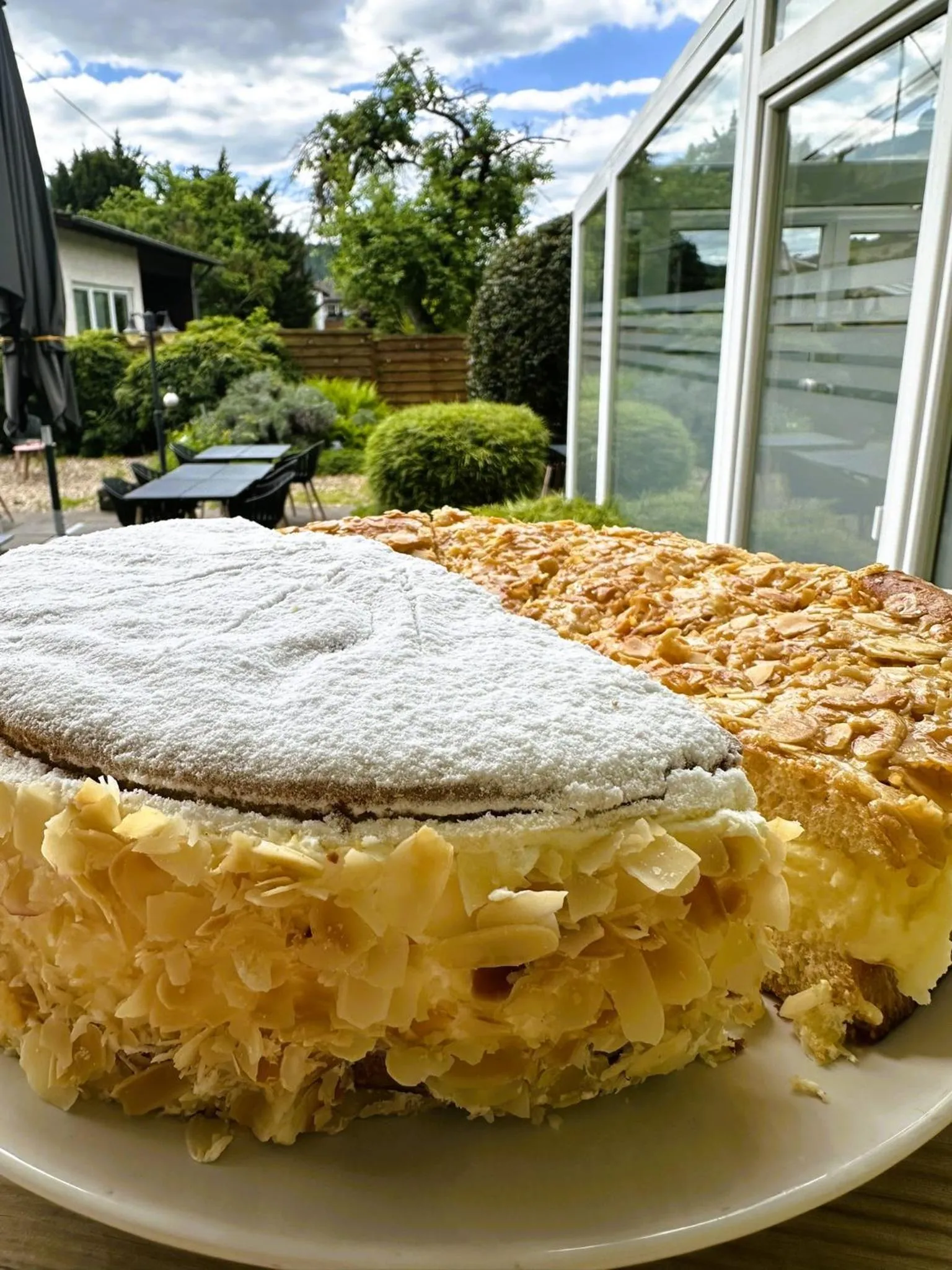 Garden in Moselhotel Weinhaus Simon `Sauna`Restaurant`ELadesäule