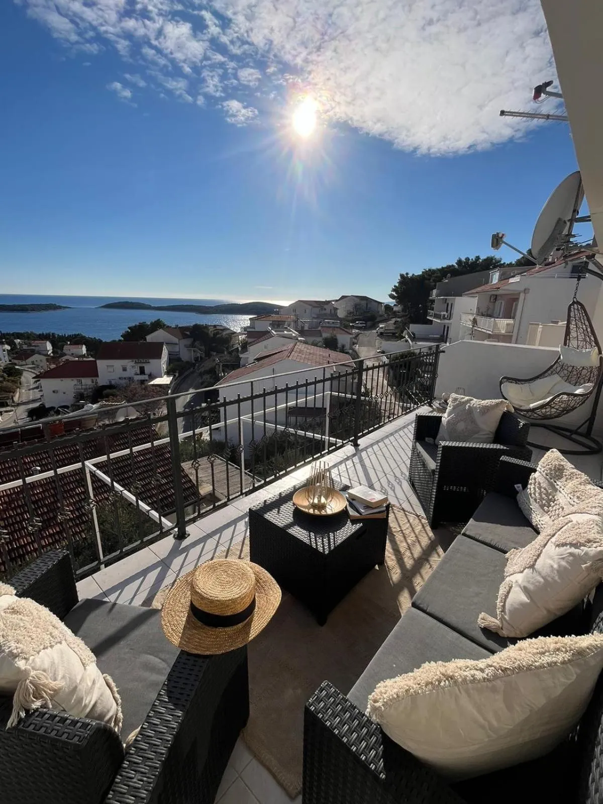 Comfort Two-Bedroom Apartment with Balcony and Sea View in Apartments Tino