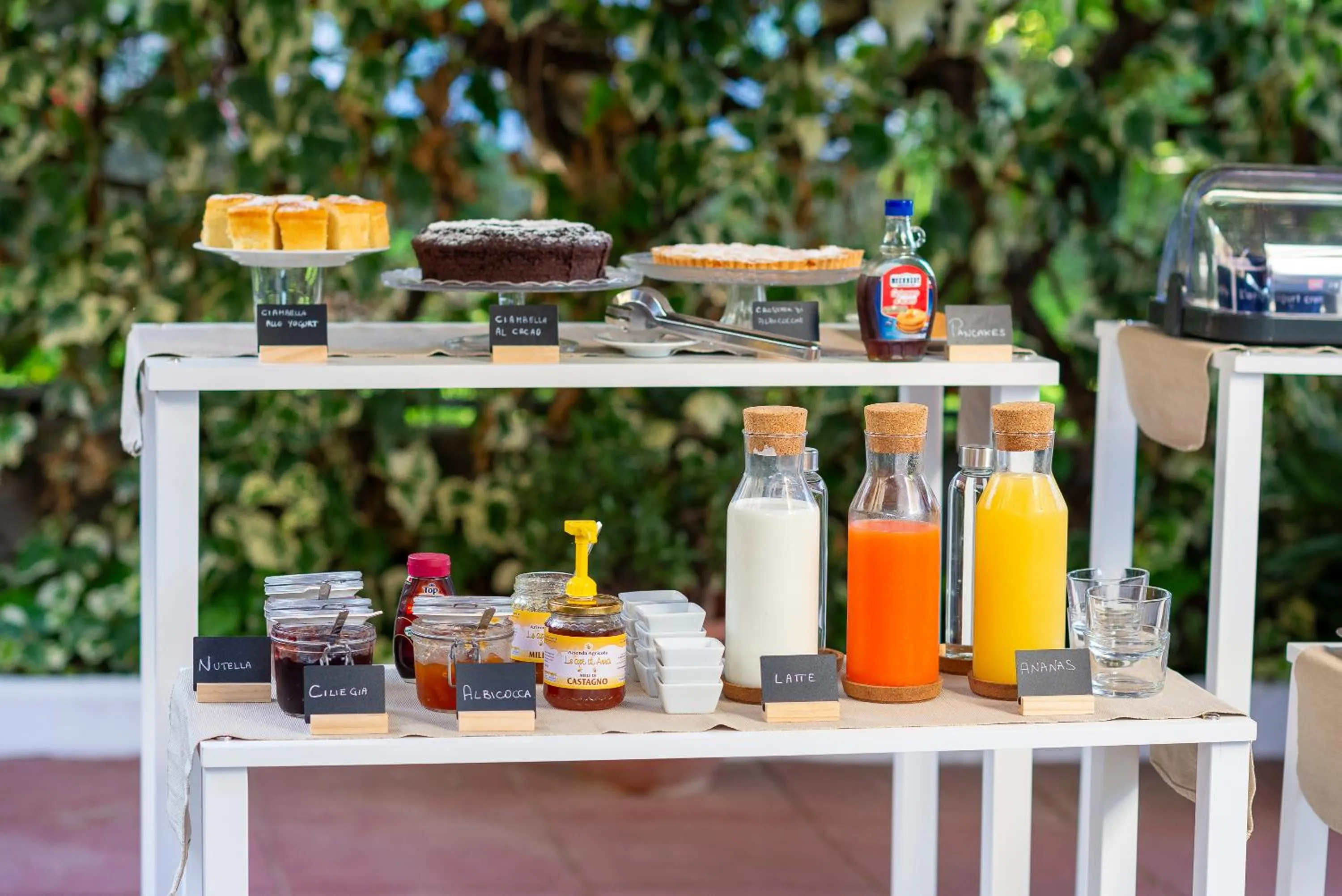 Food and drinks in Marlè Rooms