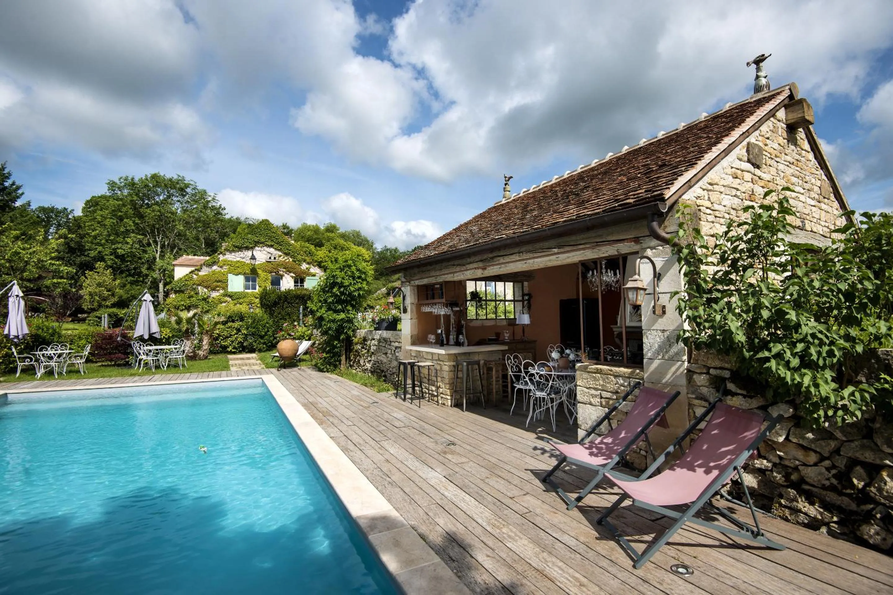 Pool view in Le Domaine des Carriers - Gites