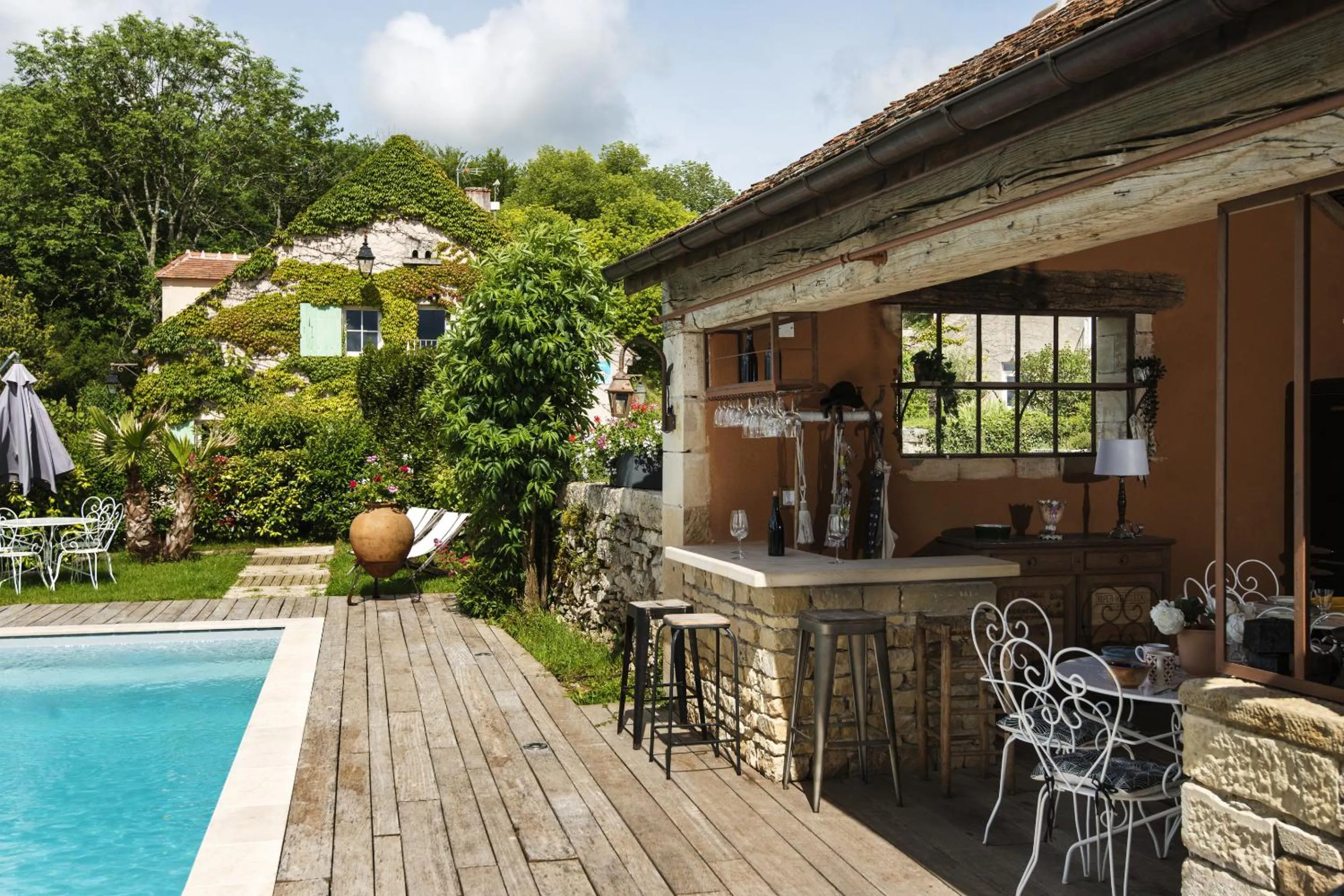 Pool view in Le Domaine des Carriers - Gites