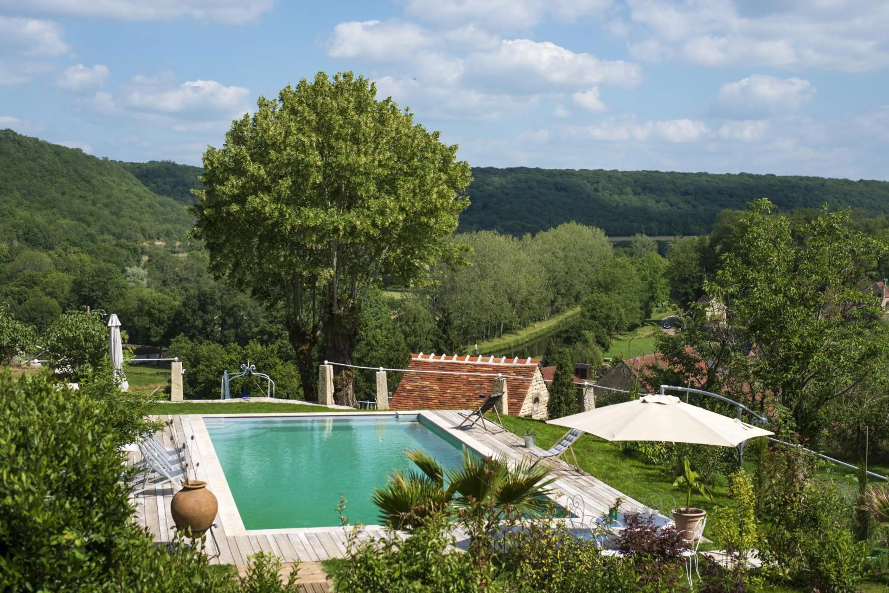 Pool view in Le Domaine des Carriers - Gites