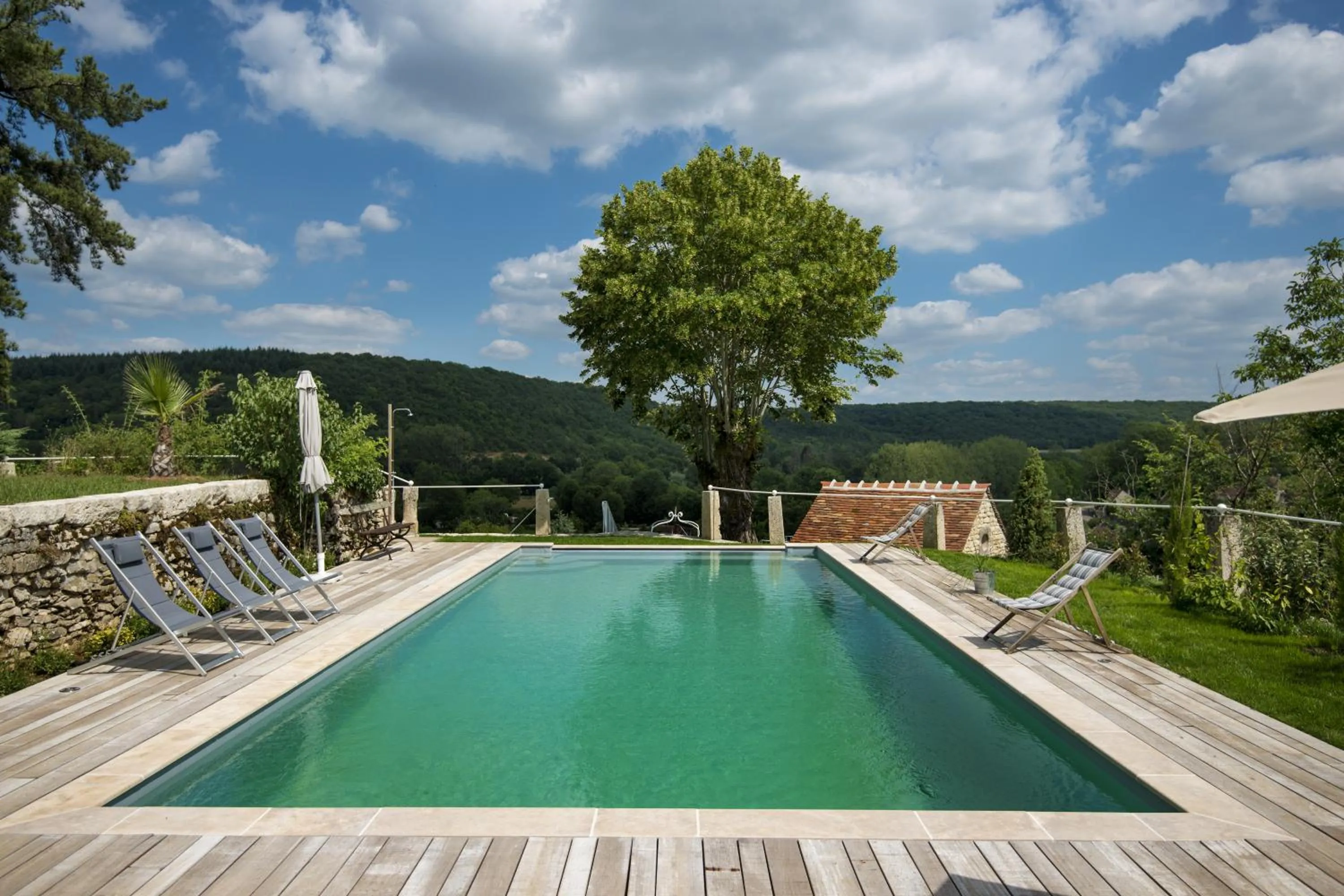 Pool view in Le Domaine des Carriers - Gites