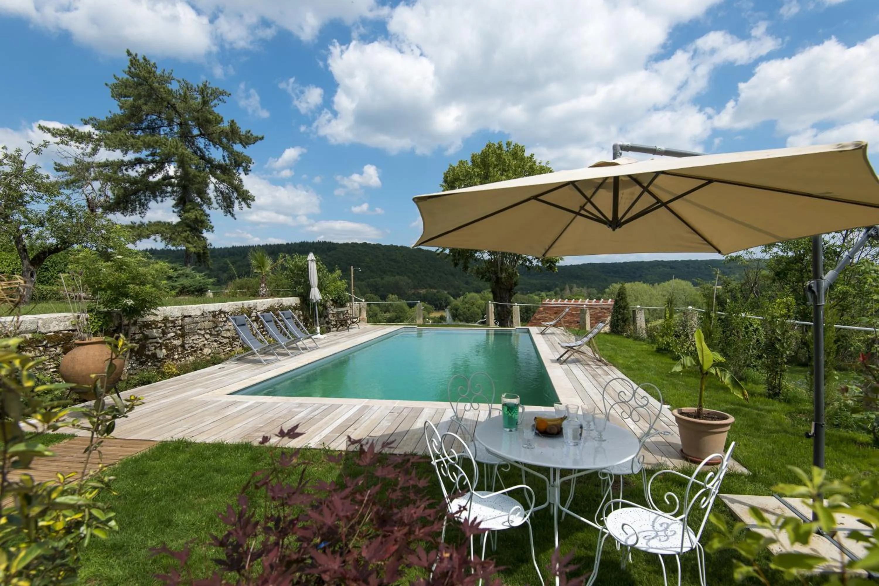Pool view in Le Domaine des Carriers - Gites