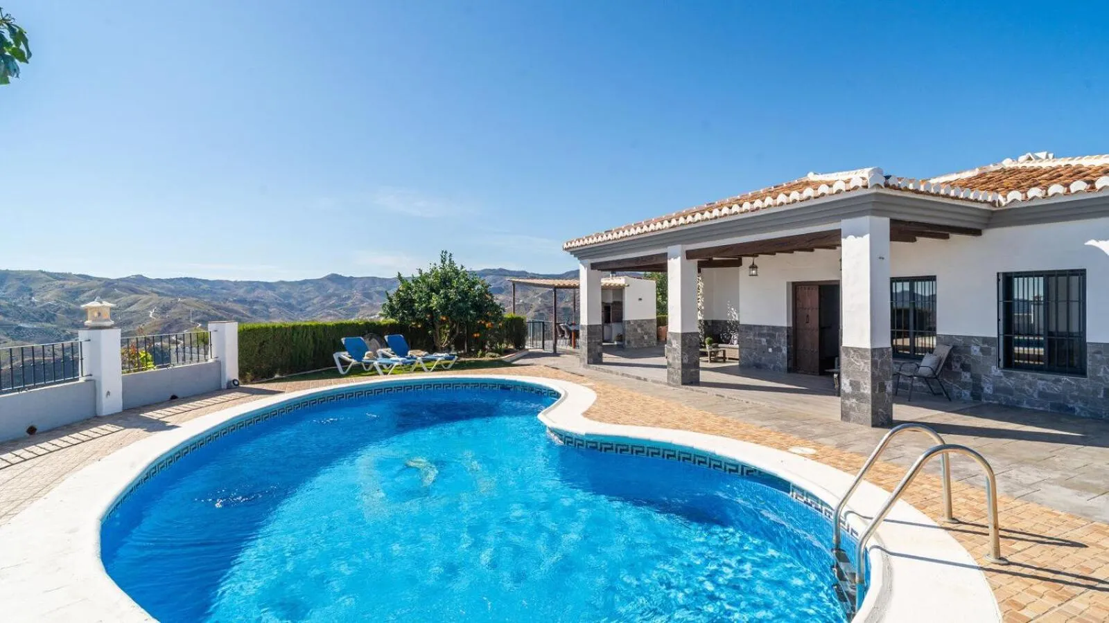 Casa Adrian Almachar by Ruralidays