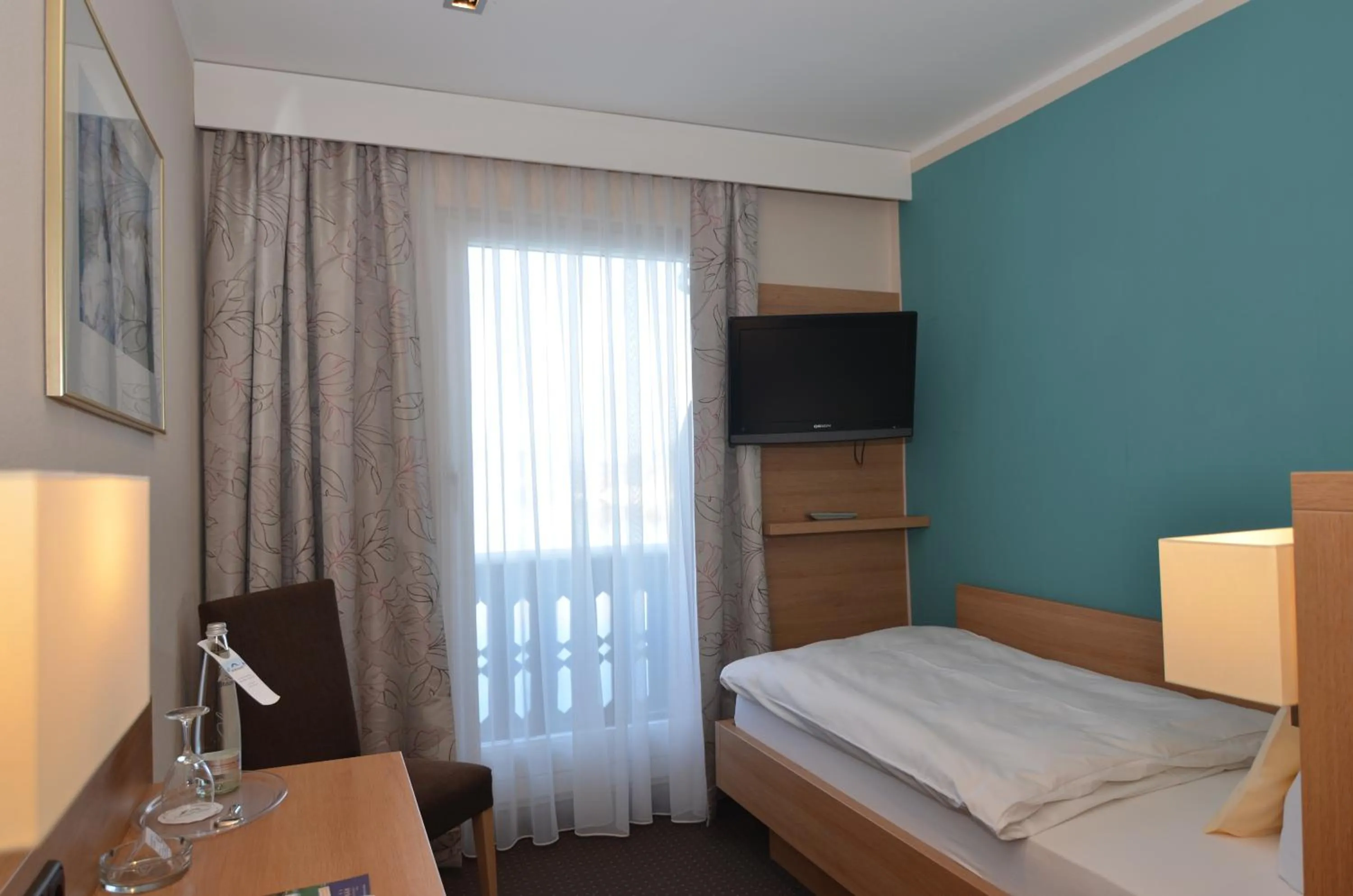 Photo of the whole room, Bed in Seehotel Grauer Bär