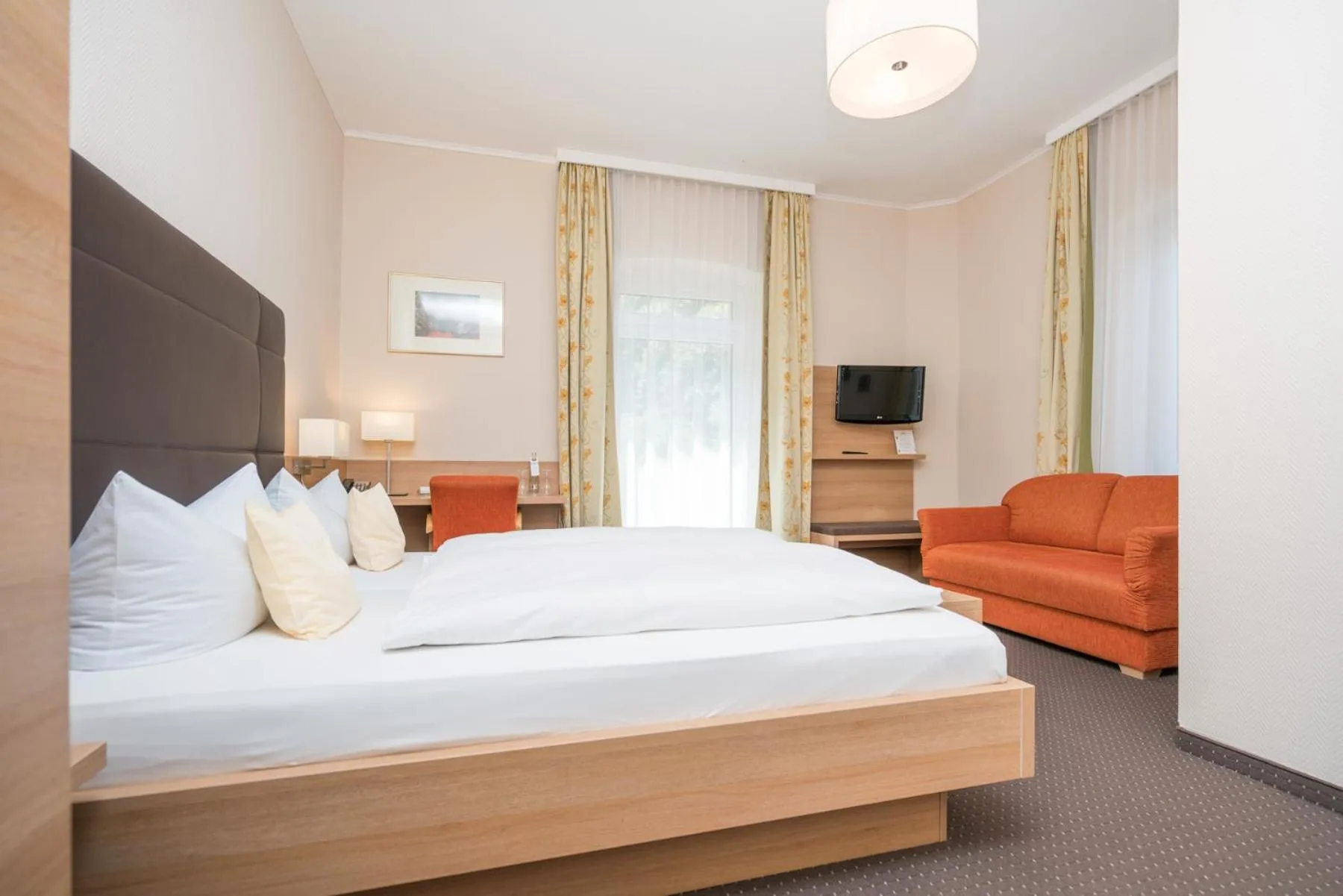 Photo of the whole room, Bed in Seehotel Grauer Bär