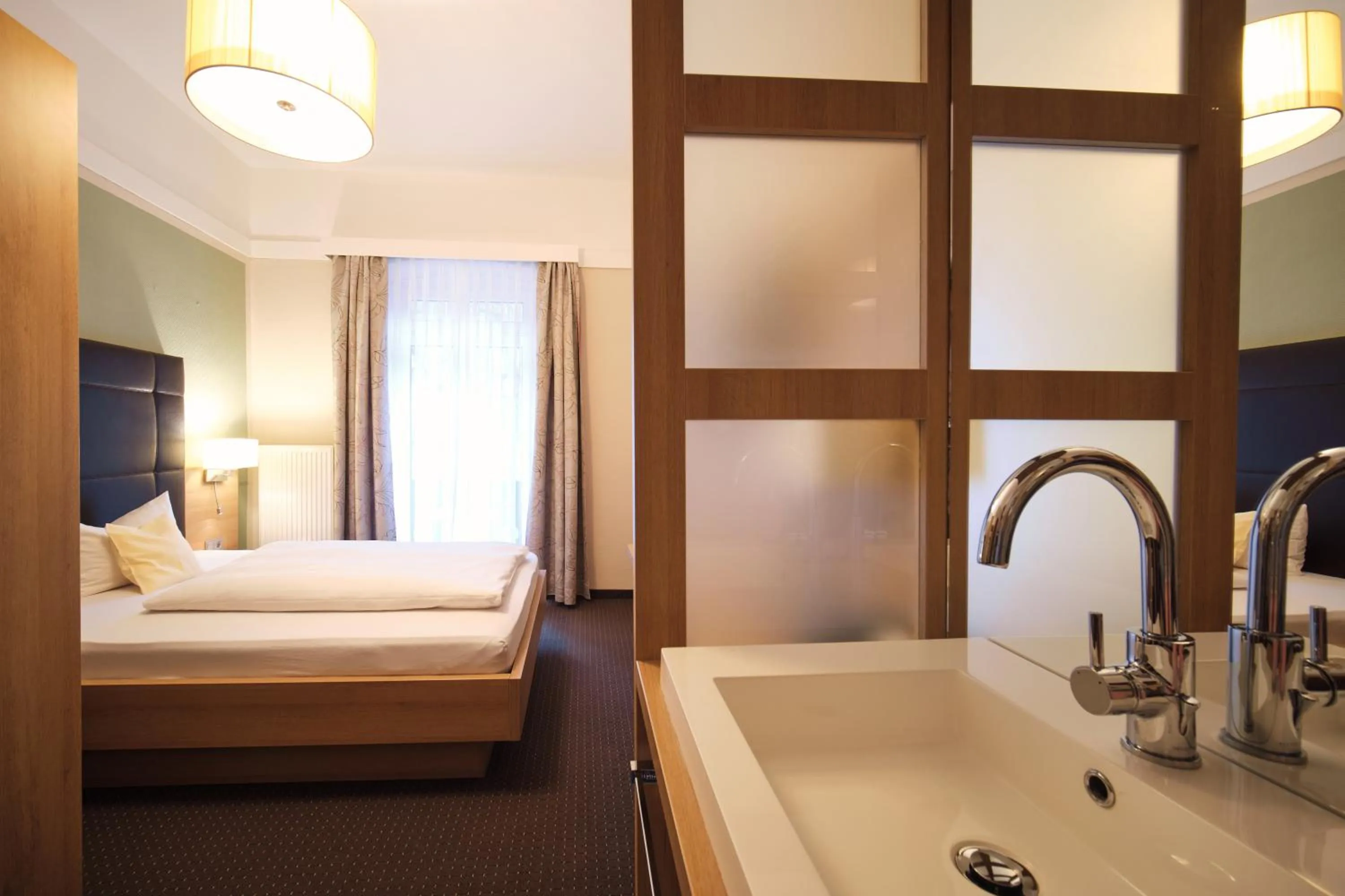 Photo of the whole room, Bed in Seehotel Grauer Bär