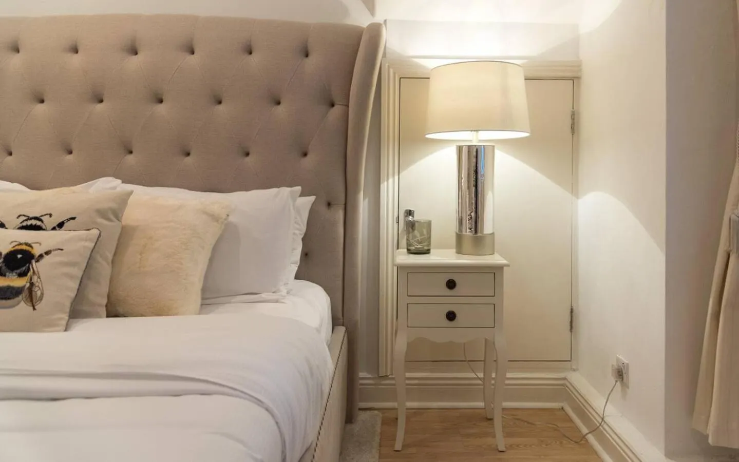 Bed in Spacious 1 bed Sloane Square