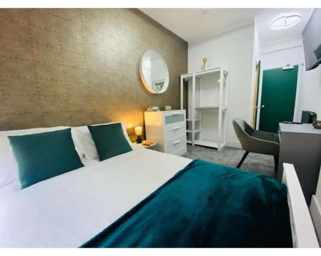 Bedroom, Bed in Townhouse PLUS @ Lower Beth Street Stoke