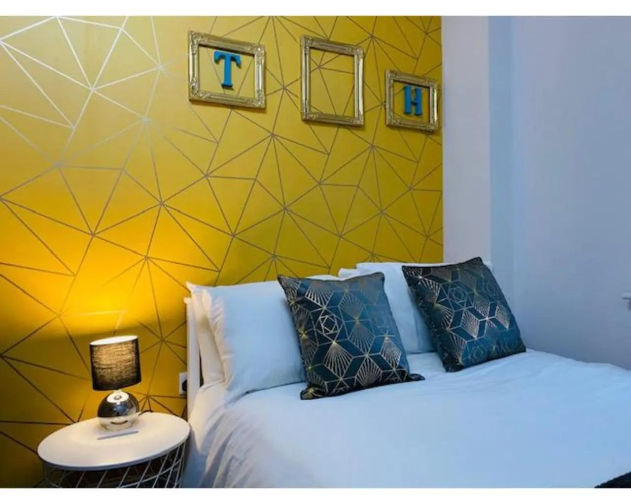 Bedroom, Bed in Townhouse PLUS @ Lower Beth Street Stoke