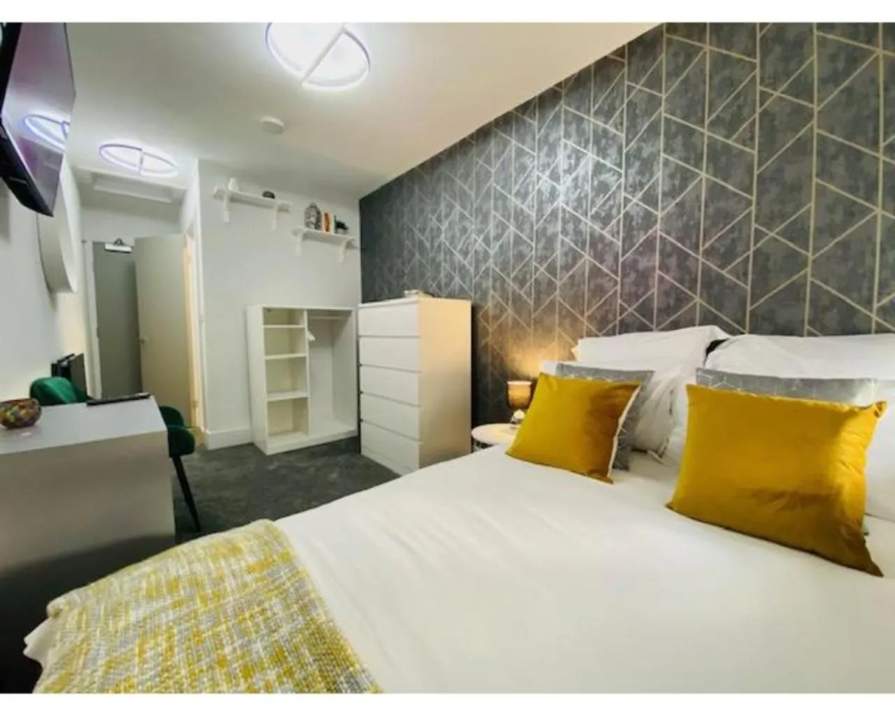 Bedroom, Bed in Townhouse PLUS @ Lower Beth Street Stoke